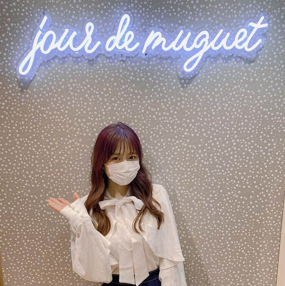 黒坂優香子さんのインスタグラム写真 - (黒坂優香子Instagram)「💐  @jour.de.muguet  LUMINE EST SHINJUKU  POPUP 初日‼︎  オープンと共にたくさんの方が 遊びに来てくれて とっっても嬉しかったです😭✨  イベントも参加してくれたみんなありがとう♡ 直接会えて、元気な顔が見られて 話せて、すごく嬉しかったよ😢✨  そして ルミネエスト限定Tシャツ、 アクセサリー、どちらも好評で すごく嬉しいです😭✨  今日はにゃんちゃんも駆けつけてくれたの！！ @ainayamauchi3131  ほんと嬉しかったなぁぁ😭 ミュゲのお洋服着てくれてたし！😭 差し入れまでありがとう😭  いつもお世話になってるヘアメイクの石川さんも来てくれて、 お買い物までしてくれた😭！ @ishikawayuki_hairmake  ありがとうございますすぎる🥺✨  POPUPは16日(金)まで！ みんなぜひ遊びに来てね♡  来店イベントは最終日の 16日にもあります♡  2ショットチェキ、 何年ぶりに撮ったかわからないくらい久々なの👼🏻‼︎ 今後も、いつあるかわからないので (というか無いんじゃないかな…？🤔)  この機会にぜひです…😘✨  #jourdemuguet #ジュールドミュゲ #muguet _popup」4月11日 22時17分 - yukakokurosaka0606