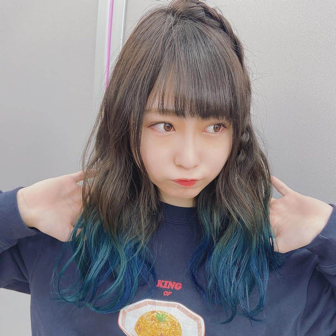 中澤莉佳子のインスタグラム：「インスタの更新苦手マンすぎて髪色報告遅くなりましたインスタの皆さん。 髪を青くしました。  #テールカラー #髪色 #ブルーヘアー #派手髪 #ヘアアレンジ #ブルーカラー」
