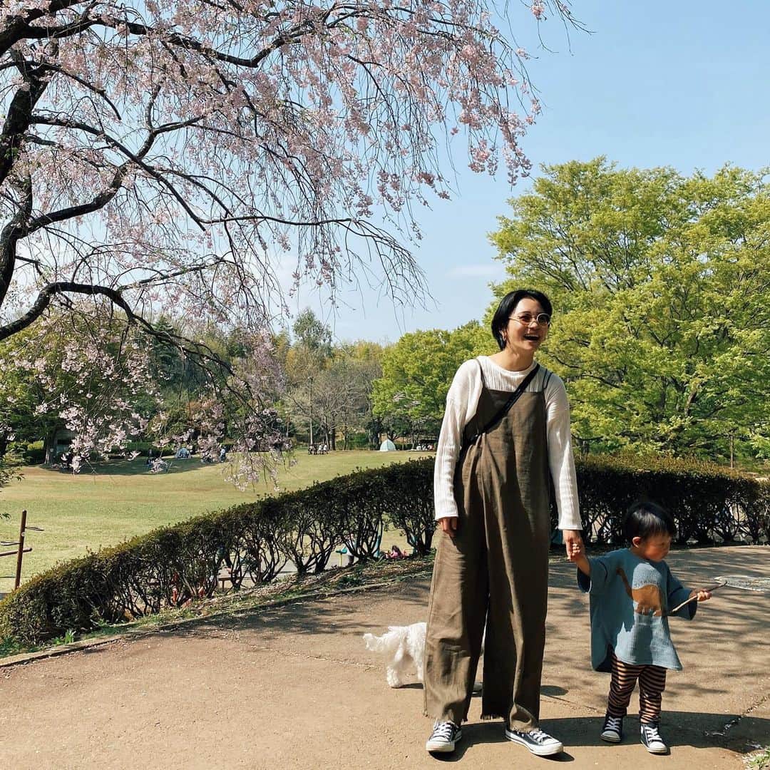 忍舞のインスタグラム：「息子たちと仲良し家族とお花見🌸 たーーーっくさん遊びました✌️ WOMのロンパースが楽だったー ・ ・ ・  #しのぶんコーデ #wom #wom0604 #しのぶんショート #イケメンショート #少年ヘアー  #ベリショ  #黒髪ヘアー #地毛カラー #ママヘアー #ママコーデ #赤ちゃんのいる生活 #イヴボーイ #男の子ママ #2歳ママ」