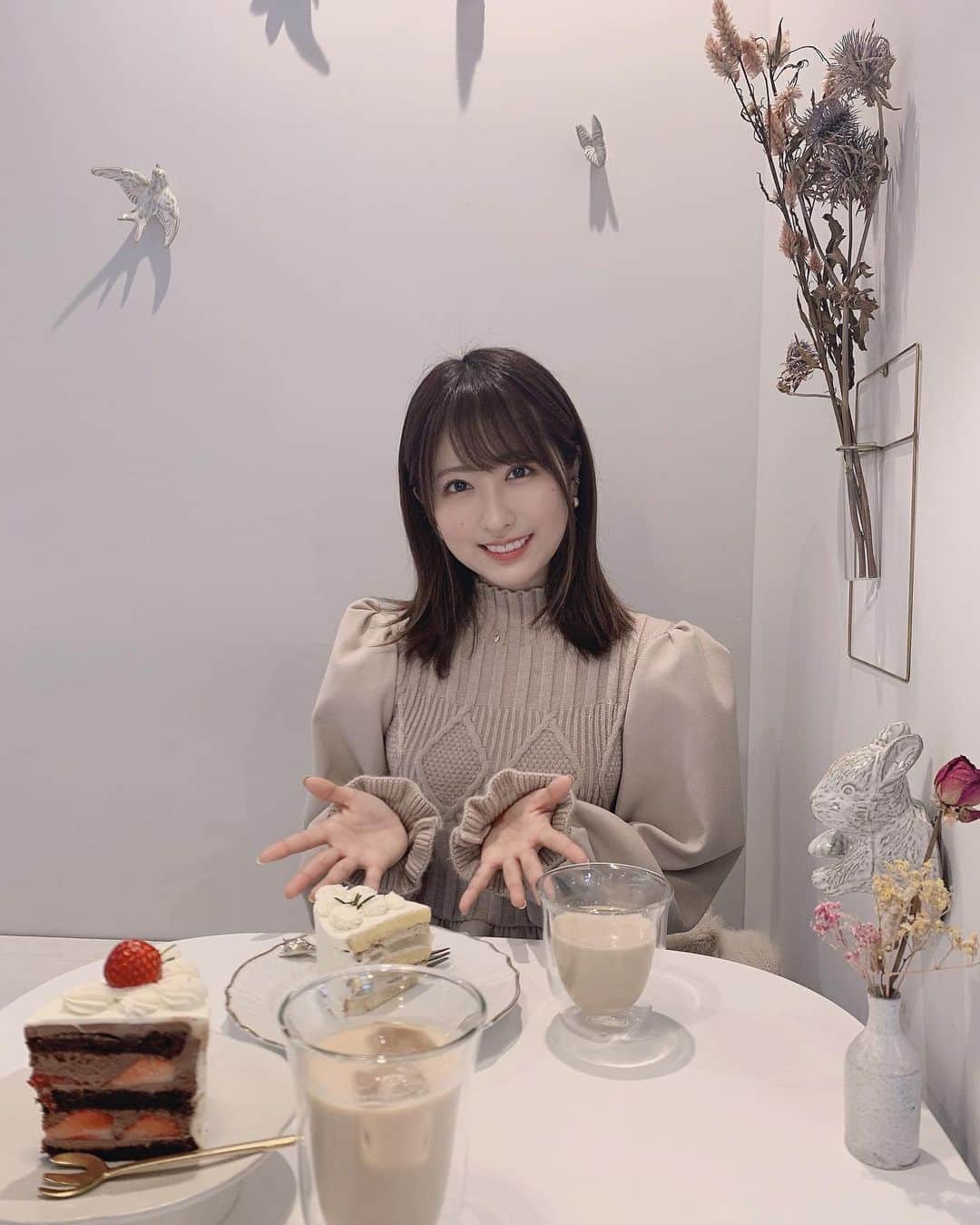 小桃音まいのインスタグラム：「🍰 . かわいいカフェに行ってきたよ〜❤︎ . 白桃と紅茶のケーキもカフェオレも お持ち帰りしたカヌレも めっっちゃ美味しかった☺️🍀 . 舞花氏とおでかけすると いつも2shot撮り忘れる…何故 .」