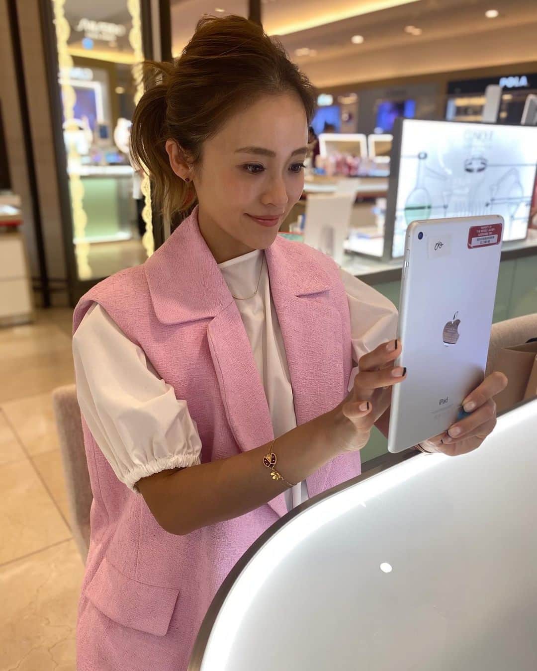 Risako Yamamotoさんのインスタグラム写真 - (Risako YamamotoInstagram)「うめ阪の @cliniquejp がリニューアル✨💄🤍 新しいカウンターはコロナ禍でも安心な非接触でカウンセリングを受けられ、タッチアップ無しの画面上でコスメの色味の体験やカウンセリングまで出来ました！👏🏻  先行発売のアイテムを発売されていて、可愛いフワラーパレットはうめだ阪急本店の先行発売だそうです🌼 ✔︎クリニーク チーク ポップ フラワー パレット  来店するだけで先着10,000名の方にポーチのプレゼントがあったり、 ¥8250(税込)以上お買い上げの方には、マスカラをプレゼントまで嬉しい特典ばかりでした♥︎    #clinique #クリニーク #クリニークチークポップフラワーパレット #ほめ肌 #理想のあなたを肌からつくる #阪急うめだ本店 #阪急百貨店 #パーソナルカラー診断 #スキンケア #カウンセリング #PR」4月11日 22時48分 - risako_yamamoto