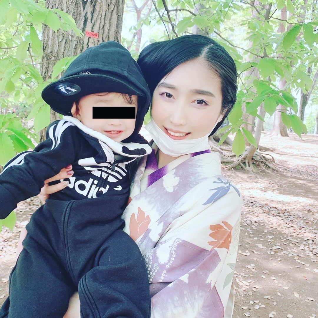 峰なゆかさんのインスタグラム写真 - (峰なゆかInstagram)「いつもスニーカーをお揃いにしている我が子ちゃんとチャラヒゲと、服装の方向性をまったく合わせない私。 キャップ　#undercover  ロンパース　#adidas スニーカー　#nike #airjordan11 #babyjordan  #リンクコーデ　#親子コーデ　#お揃いスニーカー　#赤ちゃん　#1歳　#baby #1yearold #赤ちゃんコーデ」4月11日 22時55分 - minenayuka