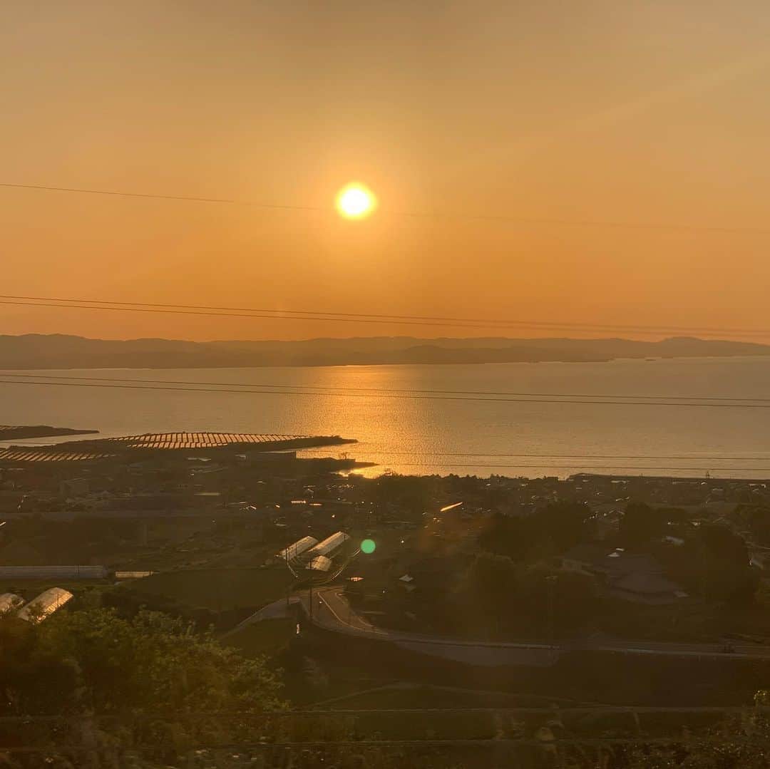 名人のインスタグラム：「夕焼けと夕焼けを撮る自分 撮影はニシキド君  #ほぼネク #チーム宮迫」