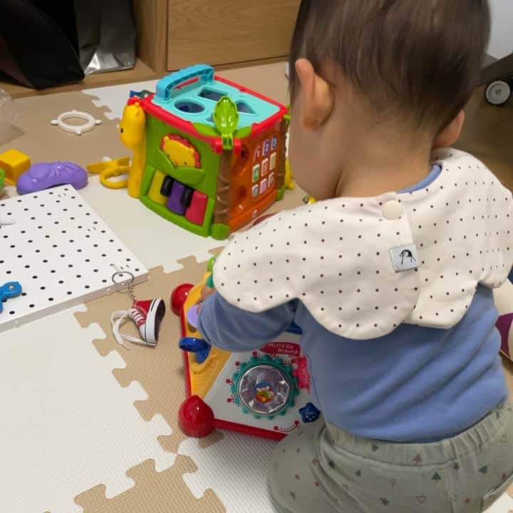 馬渕史香のインスタグラム：「おもちゃのサブスク @kids.laboratory をやってます  始めたきっかけは、去年末にいただいた初月無料キャンペーンやったけど、いずれやろうと思ってたから、いいきっかけをいただきました😋  おもちゃっていっぱいありすぎて、どれ買ったらいいか迷って決められなさそうやし、買ってもいつかは遊ばなくなるやろうし、、、って思ったら、こうやっていろんなおもちゃを試したり、成長に合わせて変えれるのって最高✨  よくストーリーズとか投稿の写真に映り込んでるカラフルなおもちゃはほぼキッズラボラトリーさんのレンタルおもちゃ🤖  年齢が上がったら毎月コースに変更しようかなと思ってて、今は隔月コースの半年契約  月齢・年齢に合わせたおもちゃをおもちゃコンシェルジュの方が選んで送ってくれて、毎回ある程度の希望も出せるけど、わが家はおまかせに その方が、なんかいい出会いがありそうな気がして😋 　 　　 もうすぐ3回目のお届けが近づいてきとるんやけど、そんなタイミングでこのよくばりボックスを出しました😅 奥にあるよくばりボックスも継続レンタルしてたのと、一気に新しいの出すより、ちょこちょこ出した方がなんかいいかなって思って  そしたら、めちゃくちゃ遊んでる😳  ってことで、このよくばりボックスは継続レンタル決定です 次はなにが届くかなぁ〜  #キッズラボラトリー #レンタルおもちゃ #レンタルオモチャ #知育玩具 #おもちゃのサブスク  #あしざわ家 #赤ちゃんのいる生活 #令和2年生まれ #5月生まれ #男の子ベビー #令和ベビー #babyboy #2020baby #ゼクシィbaby #ゼクシィbabyママ隊 #ずぼら主婦」