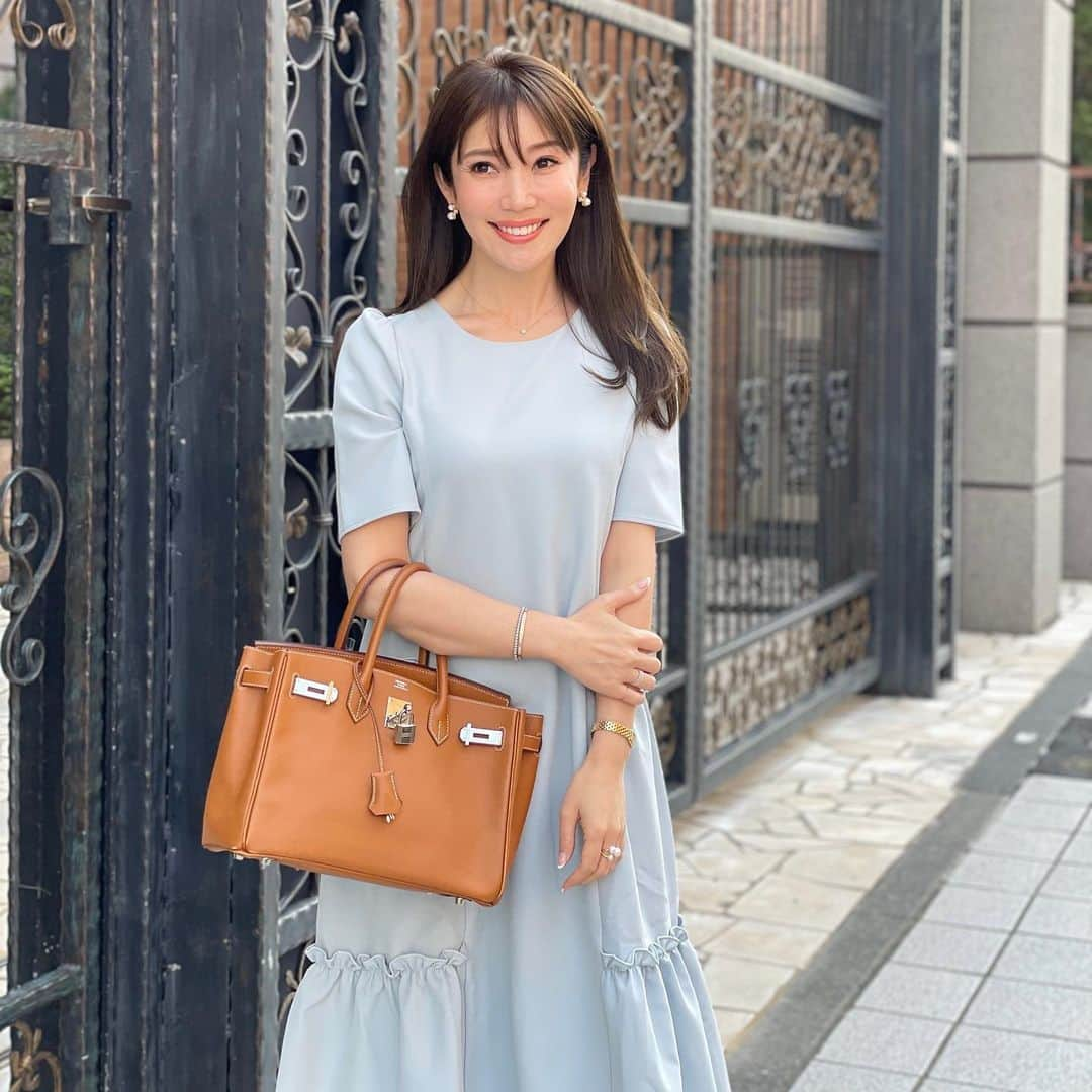 吉田美紀さんのインスタグラム写真 - (吉田美紀Instagram)「・ ・ 新しい1週間のはじまり♡ 先日の仕事の合間に撮ってもらった ちょっと先取りのコーディネート♫ ・ 半袖にサンダルでした！笑 ・ 大人気ワンピースの新色が2色入荷しています。 こちらはそのうちのサックス！ @lialapg  ¥7900 ・ #onepiece #coordinate #outfit #ootd #look #style #fashion #wardrobe #instagood #instafashion #ワンピース #コーディネート #ファッション #ママコーデ #ママコーディネート」4月12日 8時53分 - miki__yoshida