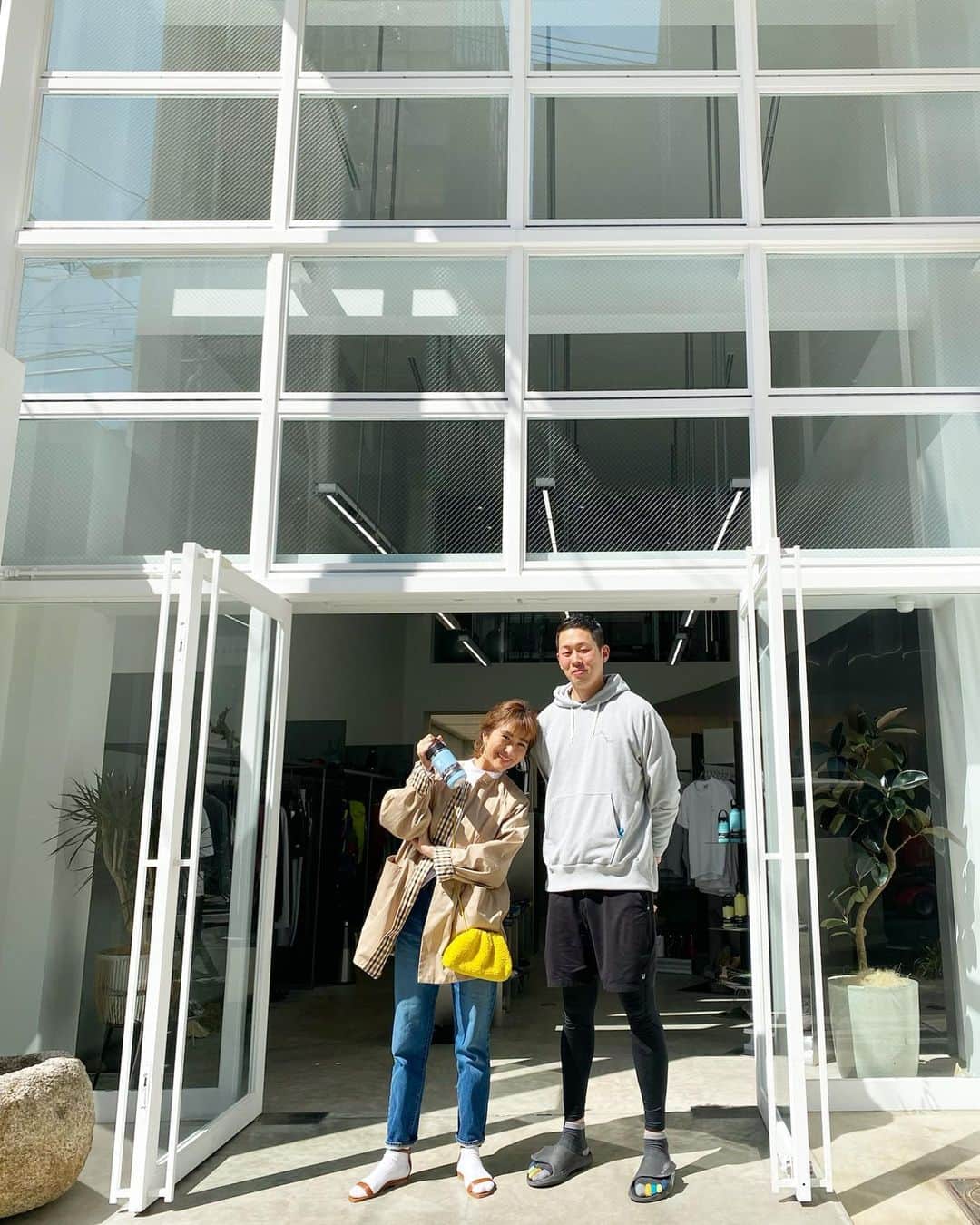 Mai Wakimizuのインスタグラム：「大阪堀江に今年openしたばかりの @favourplanet.jpに行って来ました＼(^o^)／1番のお目当てはこの2年間私のトレーナーをしてくれてる瀬戸君に会いに♡今はオフィスメンバー皆でズームトレーニングでお世話になってます♡(妊娠前は週3.4ペースでジムに通いトレーニング見てもらってた。行き過ぎ。笑)実際に会うのは約1年ぶり？だったけど、いつものヤッホー！で再会♡笑 久しぶりの私より、初めましての主人と意気投合してた。笑 1階はHydro Flaskが勢揃いのお洒落なshopで(限定カラーのタンブラーゲット♡)2階はパーソナルジム @favourplanet_gym。何処のジム行ってるの？ファブだよ！とドヤ顔でいつか言いたい。笑 行くだけでパワーチャージ出来る空間でした♡ #favourplanet#ファブアワプラネット#大阪」