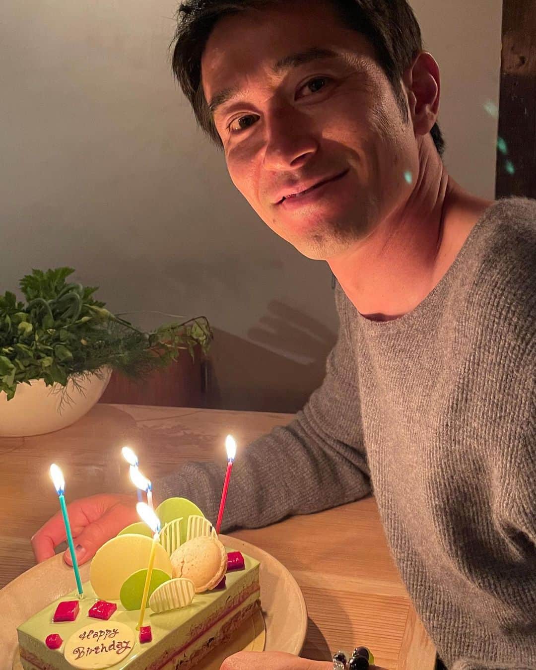のインスタグラム：「1日遅れではありますが、昨日41歳の誕生日を迎えました❗ 皆さん、昨日はたくさんのメッセージありがとうございました🙇🏻‍♂️ 歳を重ねることを嫌がる人もいますが、僕はまた1つ上のステップに上がれると考え嬉しく思います。 また、ちょうど僕のインタビューを掲載されたものがあるので、今の僕の素直な気持ちが表れてると思うので読んでくれたら嬉しいです。  #玉田圭司 #誕生日 #vvaren #長崎 #サッカーには夢がある  https://news.yahoo.co.jp/byline/motokawaetsuko/20210409-00231411/」