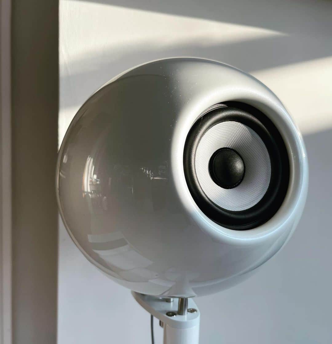 のインスタグラム：「自宅ではeclipseのスピーカーTD510MK2とTD508MK3を使っている。誇張しないが伝わる音。制作&鑑賞のどちらでも信頼できる最高のスピーカーだ。造形も美しい。#eclipse # TD510MK2  #TD508MK3」