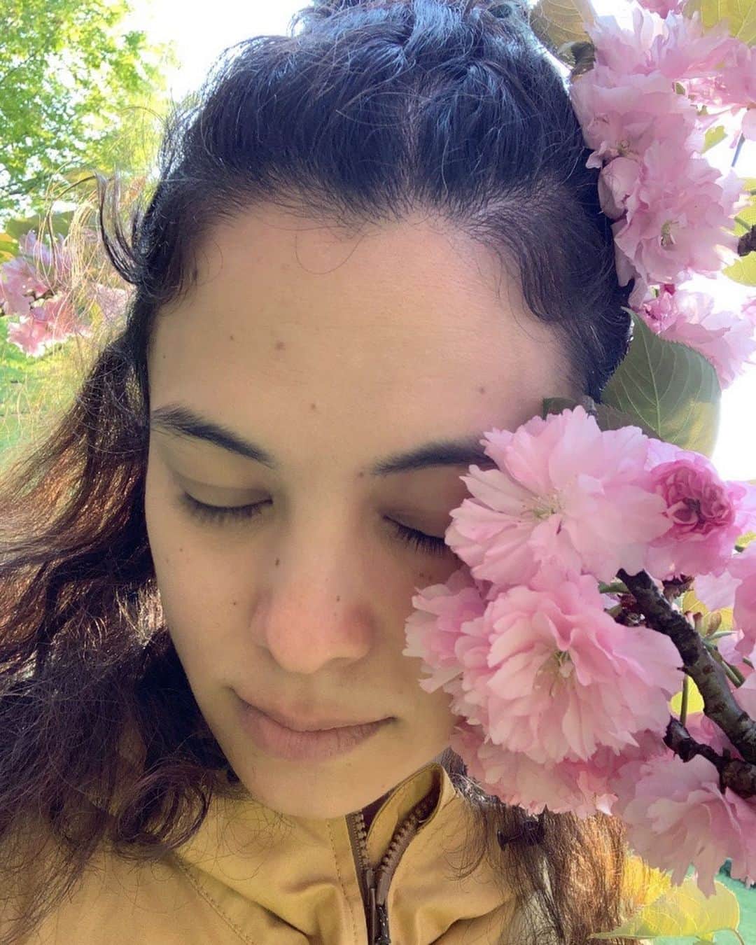 仲川希良さんのインスタグラム写真 - (仲川希良Instagram)「八重桜に頬ずりしたことありますか？ ・ しっとりして やわらかくて きめ細かく ちょっとひんやり ・ 一瞬何もかも忘れる心地よさ ・ そして私の息子のほっぺは まさにこの八重桜の触り心地だと気が付きました ・ そっか この人肌っぽさが良いのか なんて思いながら今年もつい顔を寄せています ・ ・ 久しぶりに自分を撮ったら信じられないくらい眉毛ボサボサで笑っちゃったけど 八重桜咲いてる間に試してほしいのでアップしちゃうぞ ・ 育児疲れの皆さまも公園遊びのついでに八重桜にスリスリ いかがですか🌸 ・ ・ #八重桜 #ボサボサ」4月12日 0時51分 - kiranakagawa