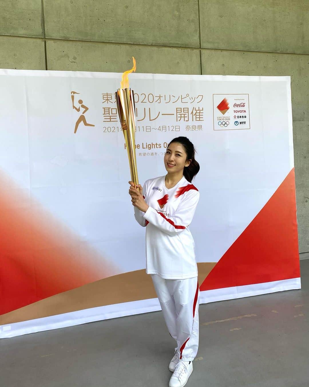 のインスタグラム：「聖火ランナー  希望の道をつなごう  東京オリンピック2020  私は8年前の2013年に、 東京にオリンピックを誘致するため、 TOKYO MXテレビの 「TOKYOBOY」という番組でも 色々な場所へ行かせていただきました。  観光立国であるスイス🇨🇭にも行かせていただき、番組でスイスの観光事情を視察させていただきました。  スイスは、自然環境も都市光景も美しく また、言語も何ヶ国語も記載してあり、 さすが観光客に優しい国だなぁというのが 印象的でした。 ただ、物価が高くてお土産が全然買えなかったのも覚えています。笑 ですが、自然の写真は宝物で、いつ見ても癒されます♡  それから月日が経ち、東京でオリンピックが開催される事になり喜びも束の間。  新型コロナウイルスが世界中を混乱させました。  まだまだ収束されていない状況下で 聖火ランナーとして走らさせて頂くことに ギリギリまで葛藤していたことは本音であります。  とてもピリピリとした毎日の中でも、 医療従事者の皆様はじめ、 誰もが日々気をつけながらお仕事も生活も頑張ってくださっていて、その中で最善を尽くしながら生きていることには間違いなくて。  東京オリンピック 聖火リレーに携わってくださる皆様や、 ボランティアに携わってくださる方々。 地域でソーシャルディスタンスをとりながら 応援に当たってくださっている方々。 警察や警備の方々。 その他にもまだまだ、私の知らない所で動いてくださっている方々。  ひとつの行事をする事に、 こんなにも沢山の方々が動き、試行錯誤され 安全に迎え終えるようにと願い動いて下さっていること。  これは、コロナ禍でより一層考えることも出来たし、1人で過ごしていた1年前を思い出しながら、感謝が込み上げてきました。  私の持つトーチに火がついた瞬間、 この火がここに繋がれるまでの道のりを 想像し、胸が熱くなりました。  灯をともす。灯を繋ぐ。  炎は目に見えて次のトーチに繋がれますが、 希望も、愛情も、幸せも、 聖火のように誰かに繋いだり、 誰かの心を温めたりする事ができると思いました。  現に私は、亡き十津川村の祖母のおかげで、生きる喜びや、食事の大切さ、命を頂くありがたさを、教えてもらい、 その想いを繋いでもらいました。  聖火ランナーとして走らせていただいた今日。  私が生きてきて、今在ることも この十津川村がなかったら今の私はないなと 感じました。  手荒れが酷かった幼少期。 夏休み十津川村のお水に触れると手荒れが消えていました。それからお水の大切さを考えるようになりました。 バレーボールの部活で悩んでいた時、 十津川村の川で 何度も泣きながら一人で練習をしました。 歌手になりたくて、15歳で独り立ちする時も、夢を叶えて、十津川村に来るね。と山や川に約束しました。 食べる事が好きだった私は、 おばあちゃんが作るお米も、お味噌も、お醤油も、梅ジュースも、栃餅も、茶粥も、さつまいもも、高菜の漬け物も、梅干しも、 びっくりするくらい大きい野菜たちも…。 食べると元氣になるし、 手作りが1番のご馳走だと知りました。  十津川村の祖母は、 「十津川は、なんもないのら。」と笑顔で言っていましたが、十津川村に誇りを持ち生きている姿もカッコよくて大好きで、 何もない中から、創り出す『幸せのカタチ』が、そこには溢れていました。  だから、1年に一度は帰りたいし、 自分の疲れた身体も心も癒したい。 大切なものをもう一度確かめたい。 そう思える大切な場所なのです。  その十津川村から1番目に聖火ランナーとして 走らせていただけたこと、皆様に支えていただけた事、応援していただけた事。 本当に感謝しています。  あたたかい拍手とうぐいすの鳴き声の中で走られるなんて。 さすが十津川村！！  希望の道を繋ぎ、日本中、世界中に 明るい温かい灯り(それぞれの想い)をともし繋いでいきながら、 7月23日の開会式を迎えられたらと願います。  自分の体調管理をしっかり行いながら また明日から笑顔で出発しましょうね！！  長くなりましたが、 読んでいただきありがとうございました🥺🙏🏻  #みんなの聖火リレー #聖火リレー #聖火リレートーチ  #奈良県 #十津川村 #聖火ランナー #東京2020 #最後3枚はスイスの写真 #🇨🇭 #🇯🇵 #ギリシャからの聖火 #🇬🇷 #聖火 #Tokyo2020」