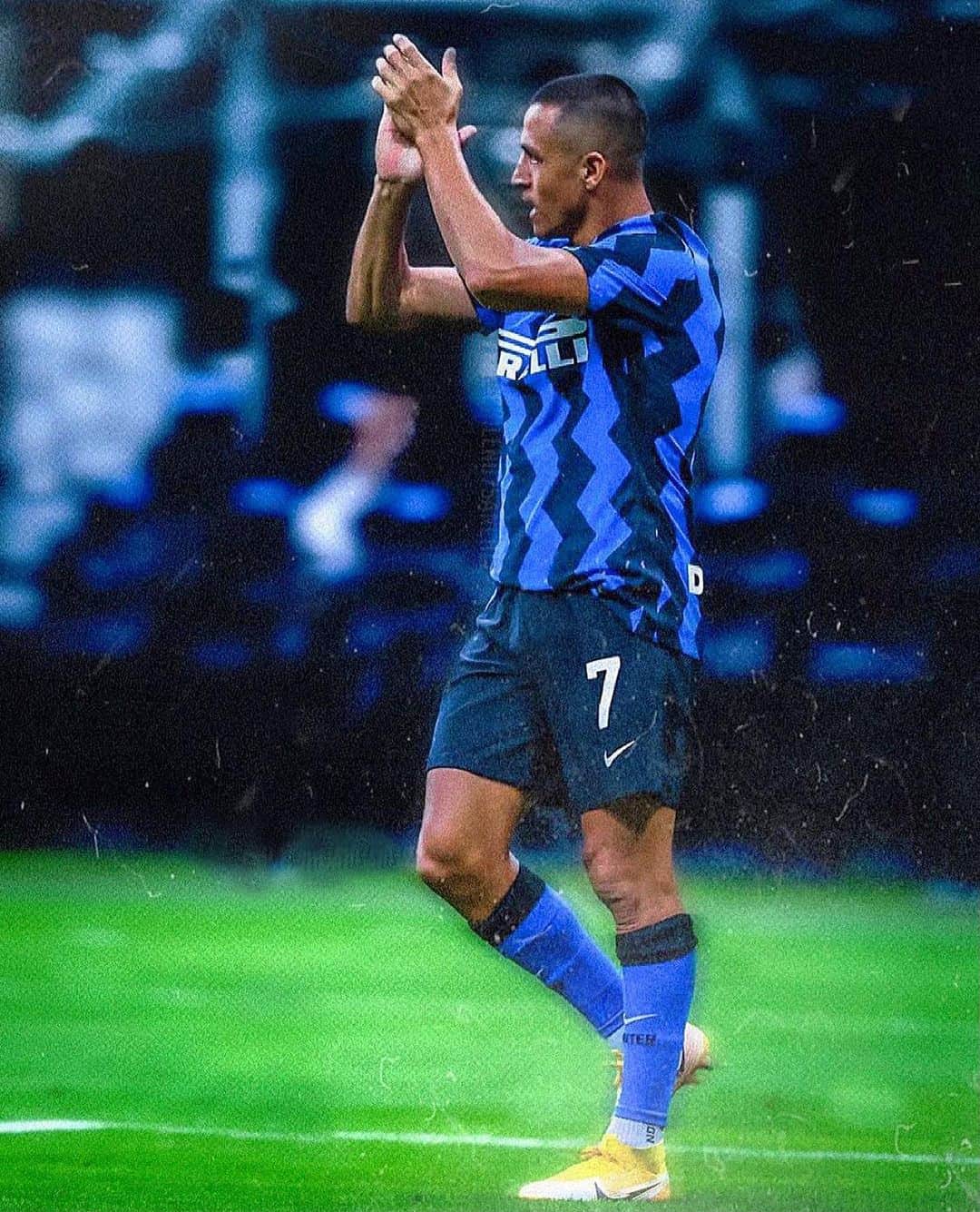 アレクシス・サンチェスのインスタグラム：「⚽️🏆💪🏽」