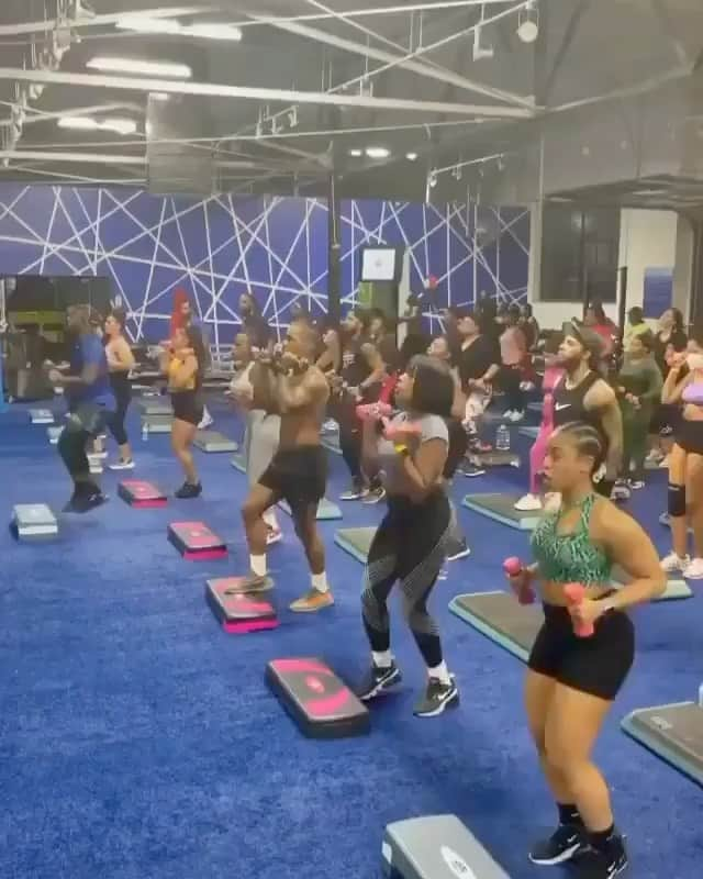 3.6m Fit Girl Videosのインスタグラム：「Definitely need a supportive sports bra for this one!! Tag your squad! 💕💪 DM someone who could use some inspiration & motivation! by @staydownej #mystruggleismystrength #cardioworkout #exercisemotivation #glutesworkout #fitnessinspo #hiitworkout」