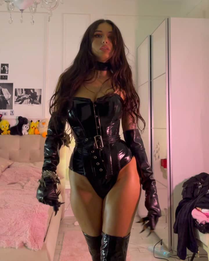 のインスタグラム：「How sexy are u on a scale of 1-10?🖤lady Di Сейчас создаю сайт (потом расскажу детали) Нужна ваша помощь придумать крутое название для сайта, чтоб ассоциировалось со мной (напоминаю что я люблю розовый, стразы, сладкое, слушаю рок и верю в единорогов) За лучшее придуманное название переведу 3000₽, через три дня подведу итог, гоу」