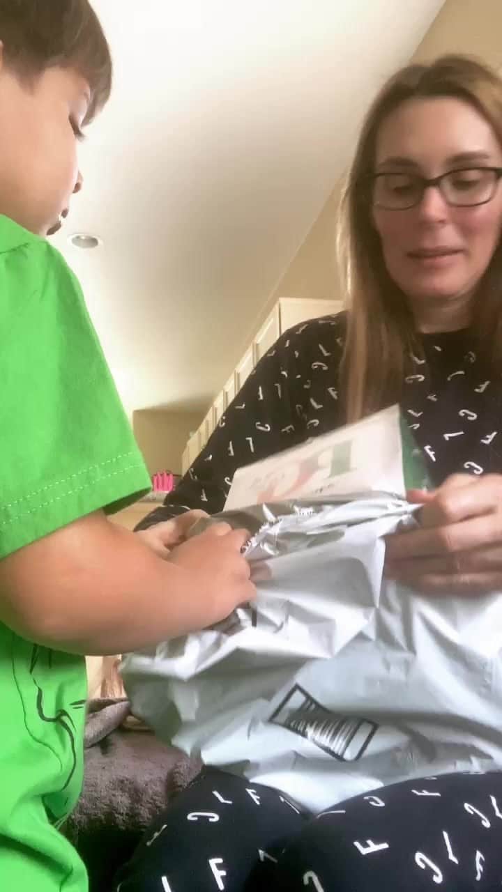 ターニャ・テイトのインスタグラム：「Join me and Ozzie for box opening 📦🎁」
