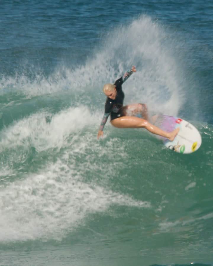 タティアナ・ウェストン・ウェブのインスタグラム：「2 turns from yesterday 🔥 @sharpeyesurfboards feeling so spicy under my feet 😍 // 2 manobras de ontem com @sharpeyesurfboards • vídeo: @gregsworld」