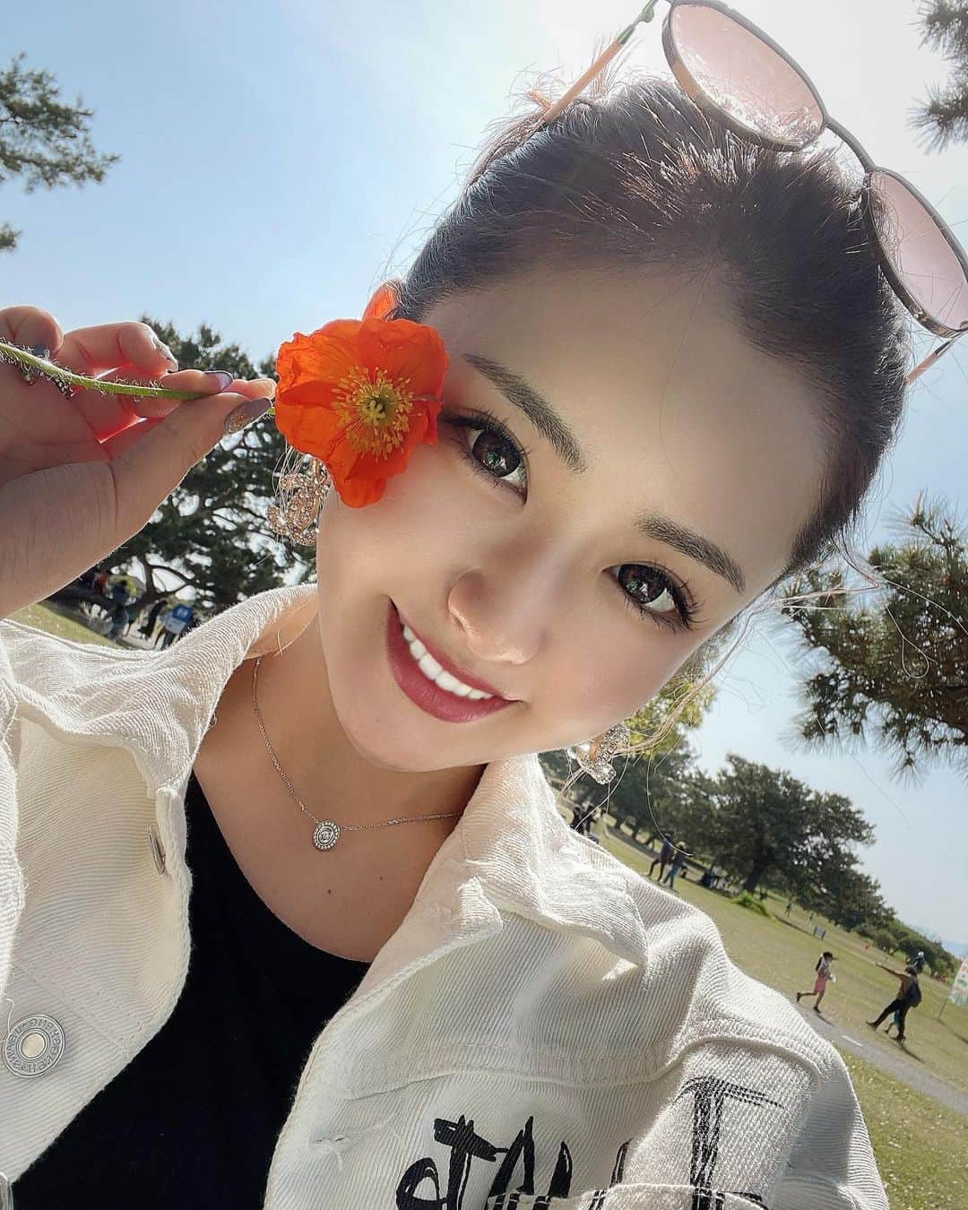 RINOのインスタグラム：「・ 花と私🌸💁‍♀️ ・ ・ ・ #花畑#スッピン#アートメイク」