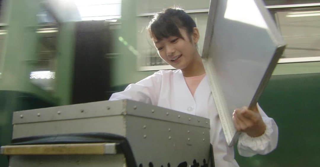 のインスタグラム：「🚉🌸 4月16日(金)午後7時30分〜 主人公の柏崎和歌奈を演じたNHK石坂線物語「豆腐の味」アンコール放送されます。 優しくて、温かい気持ちになる石坂線物語。。 ぜひご覧ください🍀  【概要】 小さな電車の走る大津の街中にある小さな一軒の豆腐屋。そこで育った柏崎和歌奈は現在、高校三年生。 みんなが卒業後の進路を考える中で東京に進学することに決めている。しかし、数年後に父親が亡くなり、母親が一人で家業を続ける中で、次第に自分の将来に悩むようになる…。大津祭の時期、様々なお客さんが店を訪れる中で和歌奈の思いは次第に変化していく…。  【柏崎和歌奈 Profile】役: 森田涼花 豆腐屋の一人娘。自然が好きで明るくマイペースな のんびり屋。高校ではボート部に所属。 中３の時に父親を亡くして精神的に落ち込んでいたが、 ボート部の仲間と出会って自分を取り戻す。 高校卒業を控え自分の将来に不安を抱いている。」