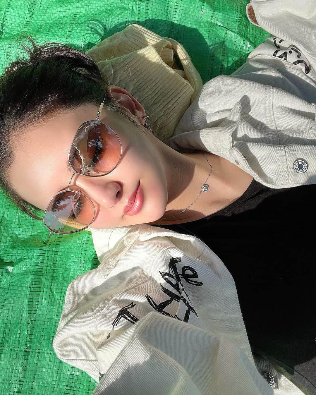RINOのインスタグラム：「・ 日光浴🌞 最高に気持ちよかった🙆‍♀️ 幸せ〜って感じ🎶 ・ ・」