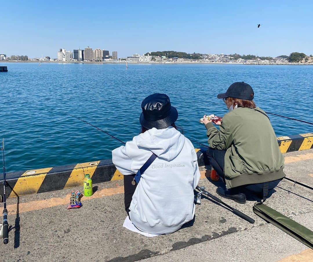のインスタグラム：「江ノ島にて釣り この日は坊主でした。 でもそろそろ釣れる時期だよね〜 またリベンジします  #釣り #釣りガール #釣り女子 #アジング #江ノ島 #DAIWA #釣りアイドル #自然大好き #海 #右上の飛行物体なに？ #ハチ？ #気付かんかった #鳥？  #アイドル #純情のアフィリア #夏目ベール」