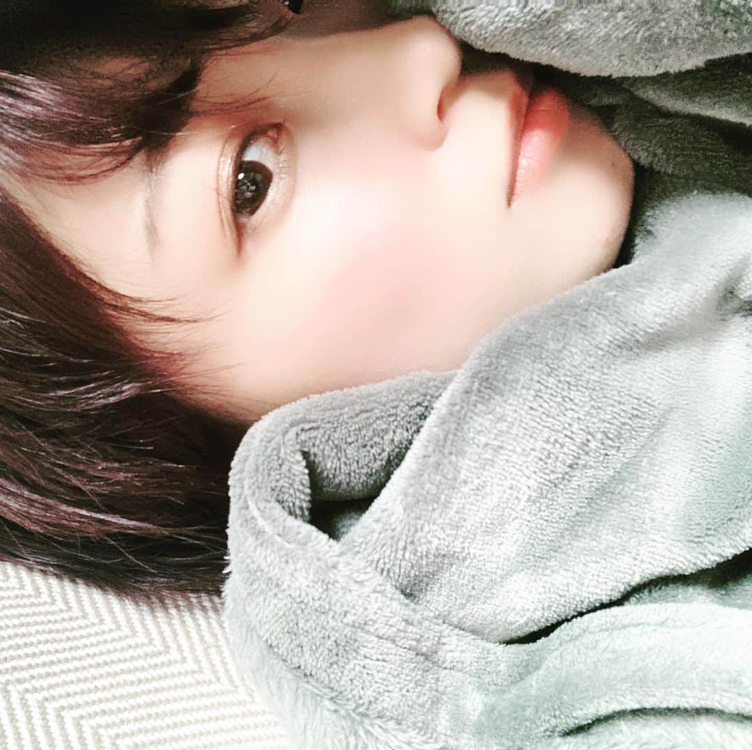 のインスタグラム：「おはよ。 昨日髪の毛切って染めたよ  #ショートカット #ショートヘア #寝起きと見せかけて寝る前 #化粧も落とす前 #寝起き詐欺 #もこもこ毛布 #アイドル #純情のアフィリア #夏目ベール」