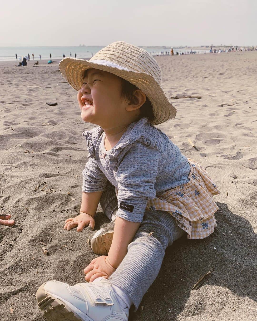 来夏のインスタグラム：「#👒 居心地よくなると どこでも 寝そべりだす娘、#1歳4ヶ月 👶🏻 毎日 毎週 毎月 出来ることが増えていく🥺👏🏽  大人な自分にも  1ヶ月単位で歳をカウントして 小さなことでも 褒めて過ごそうと思うこの頃☺️😜  最後は👵🏼に べったり💚  #1year4months #girl #女の子ママ」