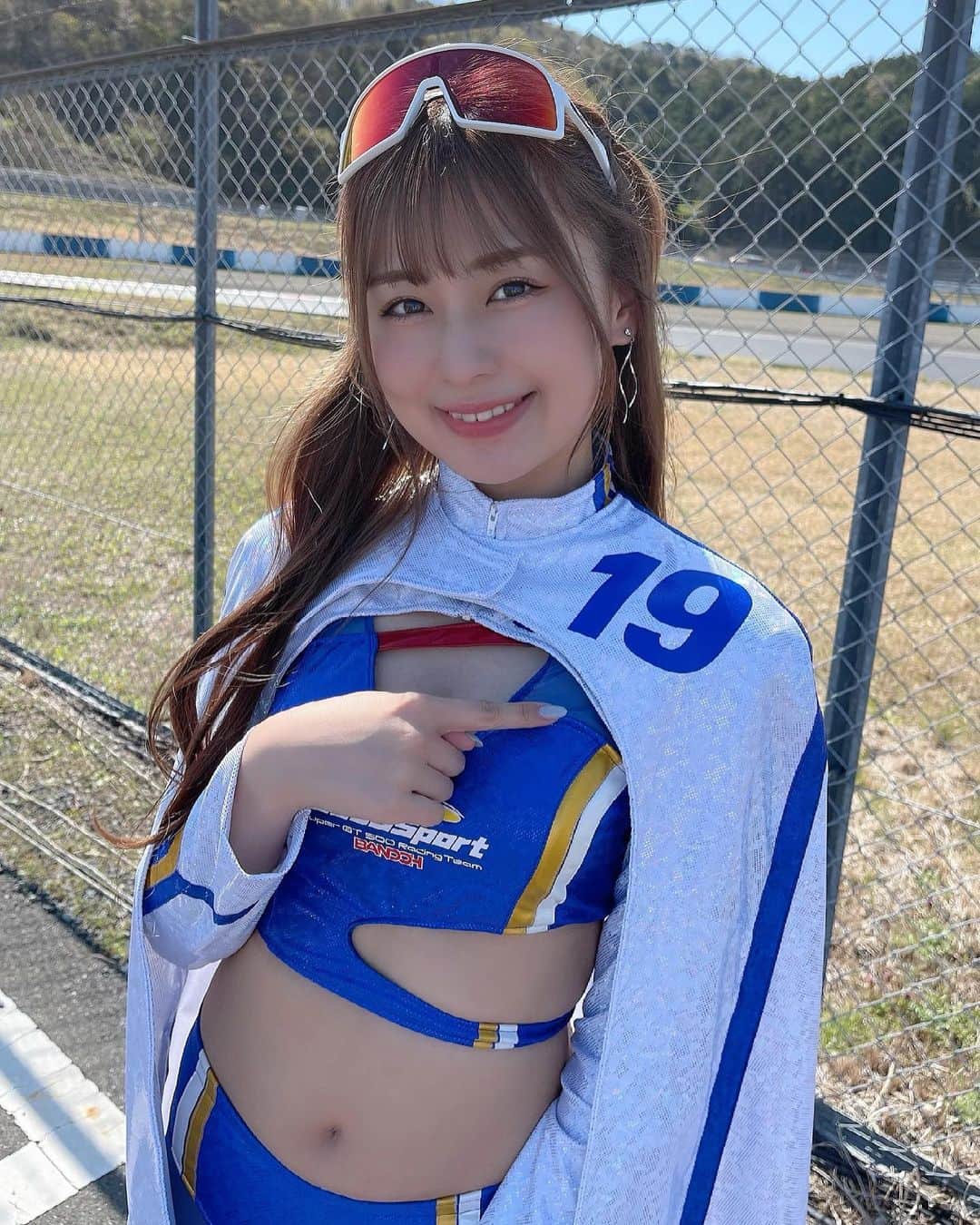 宮本りおさんのインスタグラム写真 - (宮本りおInstagram)「決勝日はハーフツインでした💙💙💙  どんな髪型が合うか。。、🤔  #model #gravure #sexy #cosplay #时装 #粉我 #照片 #性感 #外拍 #萌 #팔로우미 #좋아요 #selfie #animegirl #asiangirl #racequeen #wedssport #racing #19」4月12日 19時13分 - rio_miyamoto83