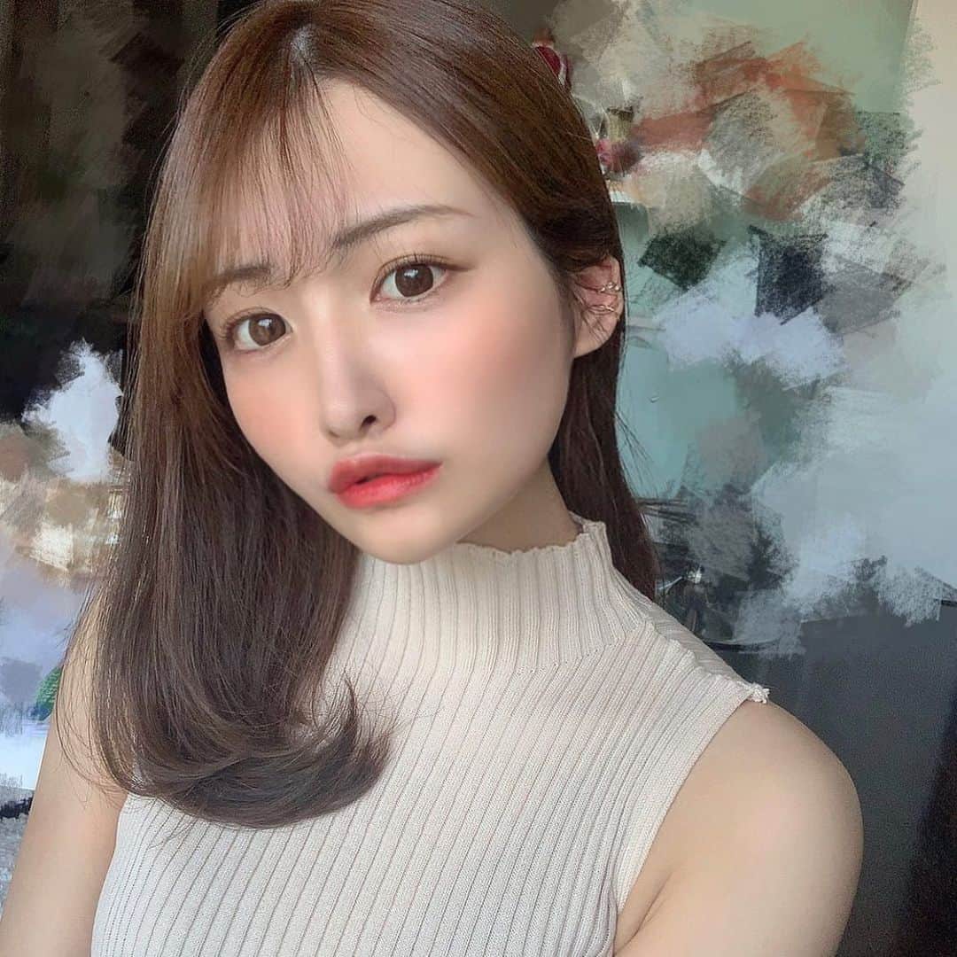 餃子のりさちゃんのインスタグラム：「ヘアケアについて質問があったので 最近のお気に入りを紹介♥️♥️♥️  #サンタマルシェ　の #ストレートヘアミスト　を 髪の毛のうねりとアホ毛予防で使ってるよ😉😉  これからの梅雨の時期特に重宝できそう💎 さっきアットコスメ見たら在庫切れやったから 人気かも🥲🥲  もうひとつは 普段のトリートメントの前に 使うやつやねんけど #フラコラ のプロヘマチン原液を塗りこんでる！ これめちゃくちゃツヤツヤになるし 髪の毛も柔らかくなるしで定期購入してる🥰🥰  詳しくはハイライトのヘア関連のところに載せてるので見てね🤫🤫♥️  #ヘアケア #艶髪」