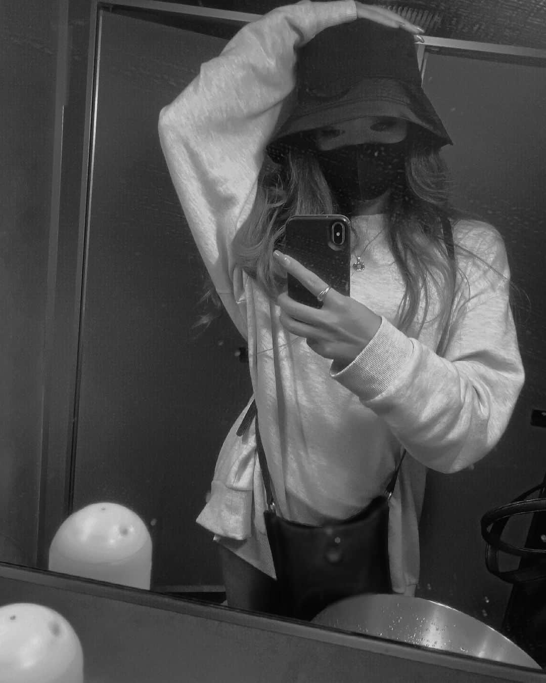 まあーか（まかたん）のインスタグラム：「. off shot .  #selfie#follow #海外ファッション#ootd#セルフィー#エステ#黒ギャル #トレーニング #尻トレ #眉アートメイク #エステ#美肌ケア#サロン#カラコン#バレイヤージュ#花見#🌸 #韓国メイク#韓国コスメ#ダーマペン#workout#tanning#ぷに#えちえち#🍑#🐷」