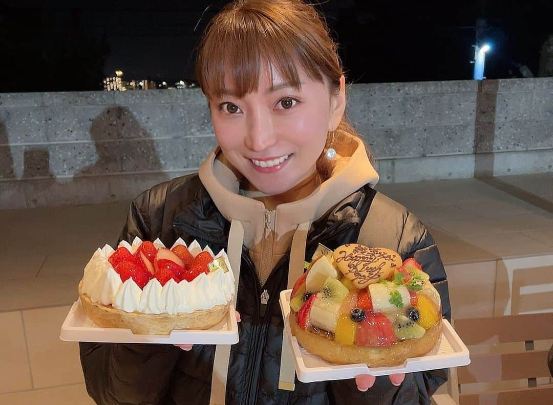 加藤綾菜さんのインスタグラム写真 - (加藤綾菜Instagram)「今日、3３歳になりました💕 朝から撮影でスタッフさんにプレゼント頂き(誕生日に大好きな番組のスタッフさん達といれて幸せです❣️) 自宅には親友の鈴木奈々ちゃんやアヤちゃんからお花が💐 事務所からも😭プレゼントや💐 ツインプラネットの矢嶋社長、西澤さん、池内さん、小野さん　いつも有り難うございます♪ 皆さんと出会えて幸せです❣️ツイン最高♡  仲良しの友人の皆様♡ いつも支えてくださりありがとうございます♪ 2枚目は友人が送ってくれたプレゼント🎁 友人は財産です😭  そして、ファンの皆さんが朝から動画を沢山アップしてくださり感謝です‼️ 皆様のおかげで頑張れます♡ 元気の源です！  そして結婚10周年👰‍♀️🤵‍♂️ 大好きなカトちゃん♡ カトちゃんだから10年苦しい事も乗り越えてこれました❣️ これからもよろしくお願いします🥺♡ 大好き❤」4月12日 17時52分 - katoayana0412