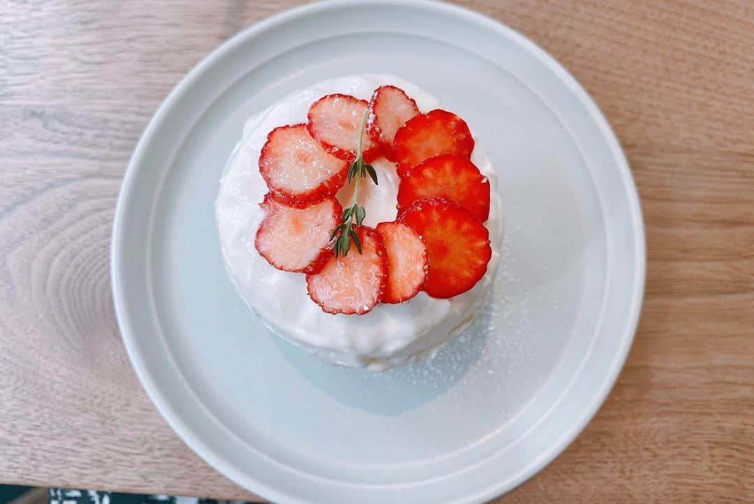 水崎綾女さんのインスタグラム写真 - (水崎綾女Instagram)「@aimu_tokyo   真ん中で割ったら…🧡 食べた人だけのお楽しみ。 * * #aimu#cafe#pancake#open#foodie#naturalfood#高円寺カフェ#カフェ#カフェ巡り#カフェスタグラム#高円寺北#パンケーキ#無添加パンケーキ#東京グルメ#高円寺スイーツ#中央線スイーツ#中央線カフェ#美味しいもの#化学調味料不使用 #ふわふわ #ショートケーキ #キャロットケー #プリン #昔ながらのプリン #苺 #🍓 #いちごのショートケーキ」4月12日 17時57分 - misakiayame