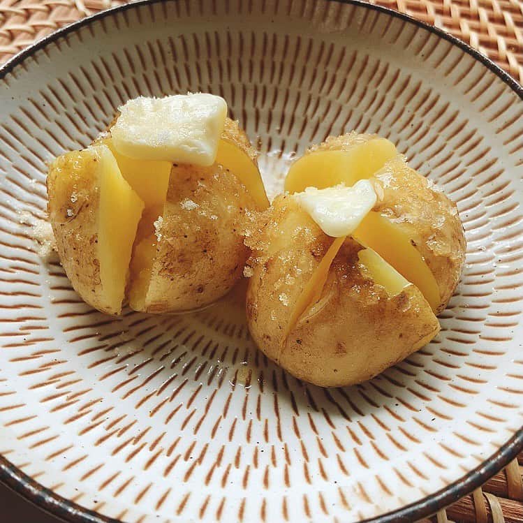滝菜月さんのインスタグラム写真 - (滝菜月Instagram)「北海道出身の私から声を大にして伝えたい じゃがバター×砂糖﻿ 美味しいんですよ本当に。﻿ 蜂蜜とかメープルシロップじゃなくて﻿ 砂糖というのがポイントです。﻿ できれば三温糖がいいなあ。﻿ ﻿ ホクホクじゃがに、シャリシャリ砂糖﻿ バターのコクと塩気に、砂糖のほのかな甘み﻿ ﻿ 騙されたと思って試してみて下さい。﻿ 飲み物は牛乳がおすすめです。﻿ ﻿ ヒルナンデスのニュース終わりで紹介した﻿ この写真、実は私の今日の朝食🥔﻿ もちろん牛乳と共に飲みました。﻿ ﻿ 調子に乗って飲みすぎて、﻿ ニュース中お腹がギュルギュルしてました🐄﻿ 控えめに言ってピンチでした。﻿ ﻿ #友人から﻿ #じゃが﻿ #と呼ばれるほど﻿ #じゃがいもが好き #溶けゆくバター #北海道の一部地域での食べ方」4月12日 17時59分 - taki_natsuki