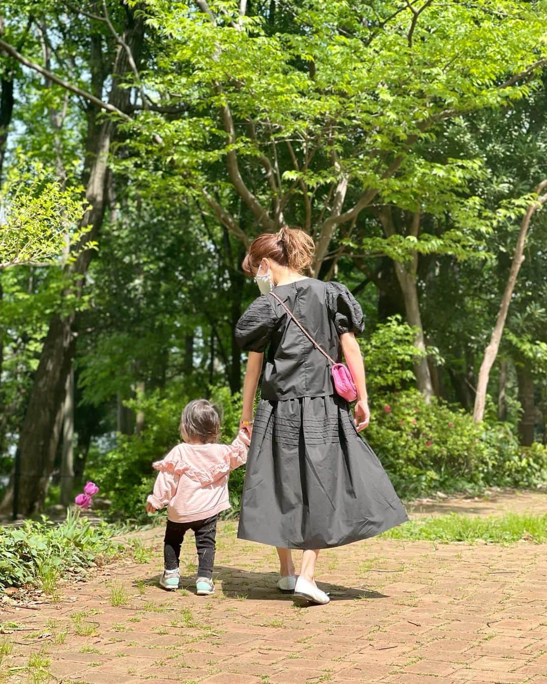 水野佐彩さんのインスタグラム写真 - (水野佐彩Instagram)「・ 黒とピンクでリンクコーデ🖤🤍💕 #きょうのわたちたち👩‍👧  ピカピカ太陽の中のお散歩は みんな🐶🐶👧🏻気持ち良さそうで楽しそうで わたしも嬉しいしすごく楽しいです。 ４枚目は盛大なおじぎのこんにちは👧🏻🌷笑」4月12日 18時12分 - saaya_mizuno