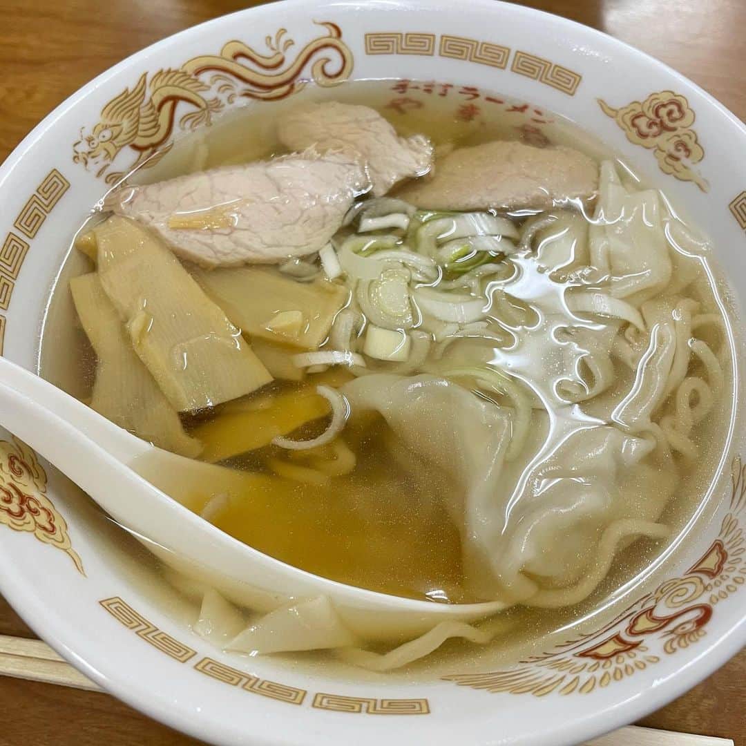 南條早紀さんのインスタグラム写真 - (南條早紀Instagram)「🍜やまや  ずっと気になっていた魚津市の ラーメン屋さん「やまや」の ワンタンラーメン！  念願叶えてきた🥰  透き通るスープはあっさりなんだけど じんわり染み入るような旨味がものすごい！ 飲み込んでからもしばらく あぁ〜美味しいぃぃ…と余韻に浸りたくなる感じ。 本当に美味しい。  手打ちの中太麺もつるりと感触がよくて チャーシューも控えめな脂なんだけど 旨味たっぷりで美味しかった〜  あと、なんといってもワンタン。 “雲呑＝雲を呑む”と書くけど、 まさしくそんな感じ。 ちゅるんちゅるんで、 美味しい！なんだこの食感は！と 探しているうちに無くなっちゃう 本当に雲のようなワンタン☁️  一杯に詰まった歴史🍜を以前 番組で拝見していたから尚更有り難く美味しかったです。  3枚目、夢中になりすぎててすみません。笑  良い休日でした🤤❤️  #富山県 #魚津市 #富山 #魚津 #魚津グルメ #魚津ランチ #魚津ラーメン #富山グルメ #富山ランチ #富山ラーメン #ラーメン #ラーメン好きな人と繋がりたい #ラーメン女子 #めんすたぐらむ #老舗 #老舗の味 #手打ちラーメンやまや #やまや #美味しい #ワンタン #夢中 #食べるの好きな人と繋がりたい #アナウンサー #休日 #休日の過ごし方 #ナチュラルメイク #南條早紀 #なんじょうのにちじょう #🍜 #❤」4月12日 18時24分 - nanjo_saki