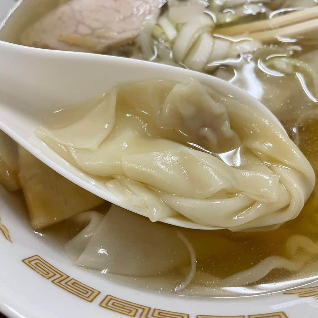 南條早紀さんのインスタグラム写真 - (南條早紀Instagram)「🍜やまや  ずっと気になっていた魚津市の ラーメン屋さん「やまや」の ワンタンラーメン！  念願叶えてきた🥰  透き通るスープはあっさりなんだけど じんわり染み入るような旨味がものすごい！ 飲み込んでからもしばらく あぁ〜美味しいぃぃ…と余韻に浸りたくなる感じ。 本当に美味しい。  手打ちの中太麺もつるりと感触がよくて チャーシューも控えめな脂なんだけど 旨味たっぷりで美味しかった〜  あと、なんといってもワンタン。 “雲呑＝雲を呑む”と書くけど、 まさしくそんな感じ。 ちゅるんちゅるんで、 美味しい！なんだこの食感は！と 探しているうちに無くなっちゃう 本当に雲のようなワンタン☁️  一杯に詰まった歴史🍜を以前 番組で拝見していたから尚更有り難く美味しかったです。  3枚目、夢中になりすぎててすみません。笑  良い休日でした🤤❤️  #富山県 #魚津市 #富山 #魚津 #魚津グルメ #魚津ランチ #魚津ラーメン #富山グルメ #富山ランチ #富山ラーメン #ラーメン #ラーメン好きな人と繋がりたい #ラーメン女子 #めんすたぐらむ #老舗 #老舗の味 #手打ちラーメンやまや #やまや #美味しい #ワンタン #夢中 #食べるの好きな人と繋がりたい #アナウンサー #休日 #休日の過ごし方 #ナチュラルメイク #南條早紀 #なんじょうのにちじょう #🍜 #❤」4月12日 18時24分 - nanjo_saki