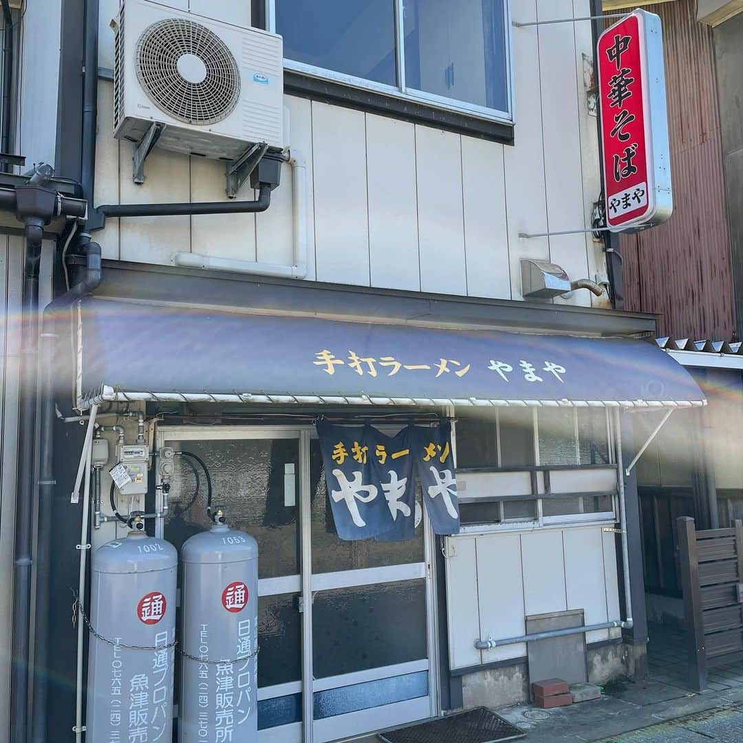 南條早紀さんのインスタグラム写真 - (南條早紀Instagram)「🍜やまや  ずっと気になっていた魚津市の ラーメン屋さん「やまや」の ワンタンラーメン！  念願叶えてきた🥰  透き通るスープはあっさりなんだけど じんわり染み入るような旨味がものすごい！ 飲み込んでからもしばらく あぁ〜美味しいぃぃ…と余韻に浸りたくなる感じ。 本当に美味しい。  手打ちの中太麺もつるりと感触がよくて チャーシューも控えめな脂なんだけど 旨味たっぷりで美味しかった〜  あと、なんといってもワンタン。 “雲呑＝雲を呑む”と書くけど、 まさしくそんな感じ。 ちゅるんちゅるんで、 美味しい！なんだこの食感は！と 探しているうちに無くなっちゃう 本当に雲のようなワンタン☁️  一杯に詰まった歴史🍜を以前 番組で拝見していたから尚更有り難く美味しかったです。  3枚目、夢中になりすぎててすみません。笑  良い休日でした🤤❤️  #富山県 #魚津市 #富山 #魚津 #魚津グルメ #魚津ランチ #魚津ラーメン #富山グルメ #富山ランチ #富山ラーメン #ラーメン #ラーメン好きな人と繋がりたい #ラーメン女子 #めんすたぐらむ #老舗 #老舗の味 #手打ちラーメンやまや #やまや #美味しい #ワンタン #夢中 #食べるの好きな人と繋がりたい #アナウンサー #休日 #休日の過ごし方 #ナチュラルメイク #南條早紀 #なんじょうのにちじょう #🍜 #❤」4月12日 18時24分 - nanjo_saki