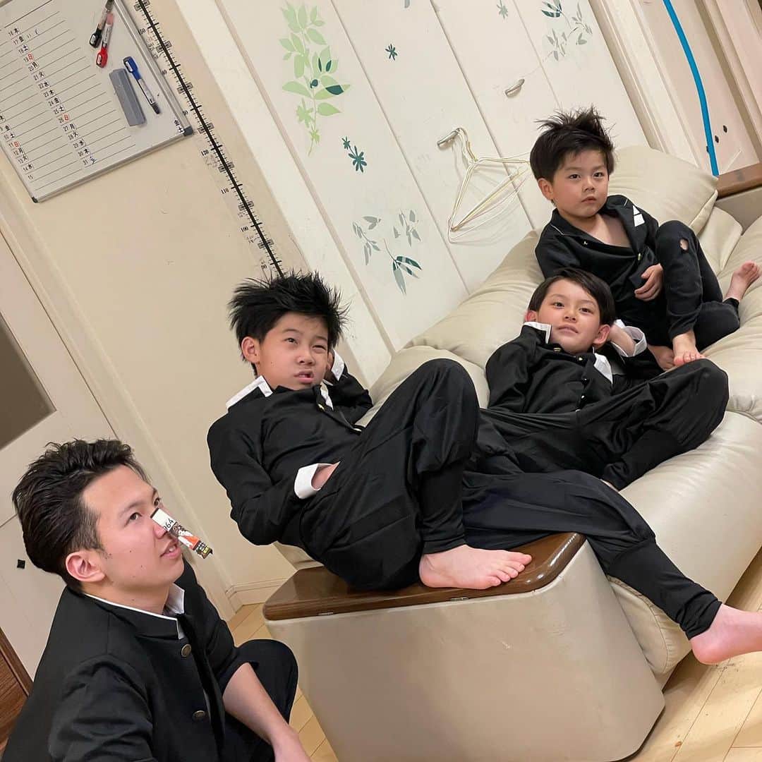 ブラザー4チャンネルのインスタグラム：「この前のツッパリ動画の一コマ📸  まだ撮影前なので余裕な表情でしたが…撮影が始まってすぐパニックに陥りました。  まだ観てない！ という方が居たらぜひYouTubeでご覧ください✨  今日も動画公開してます∩^ω^∩  #ブラザー4 #brother4channel  #ツッパリ #不良になりました  #ビビり対決 #YouTube」