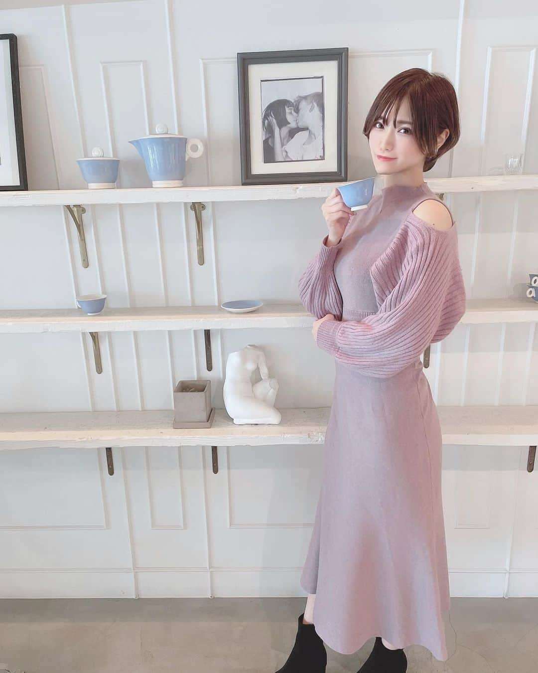 相良ましろさんのインスタグラム写真 - (相良ましろInstagram)「渋谷の可愛いカフェでよき休日♥☕ . 友達の結婚祝いしたよ💐  . . #hotelemanon #渋谷カフェ #渋谷グルメ #渋谷ランチ #東京カフェ #カフェ巡り #おしゃランチ #ショートヘア #ショートカット #ふわふわヘア #ビジョビ #女子力向上委員会 #女子力向上計画 #shorthair #cosplay #cosplayer #gravure #shortcut #shorthair #instagood  #instafashion #selfie #kawaiigirl #japanesegirl #model」4月12日 18時42分 - mashiro_sagara