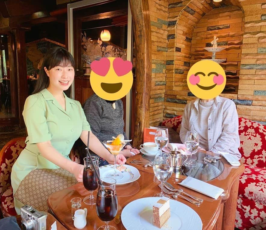 小田飛鳥のインスタグラム：「母の還暦祝いで #うかい亭 さんへ🍴 気持ちの良いお天気で、窓から入ってくる陽も美しかったです☀︎ 食器も素敵で、目でも癒される〜🍀 #鉄板焼き #還暦祝い」