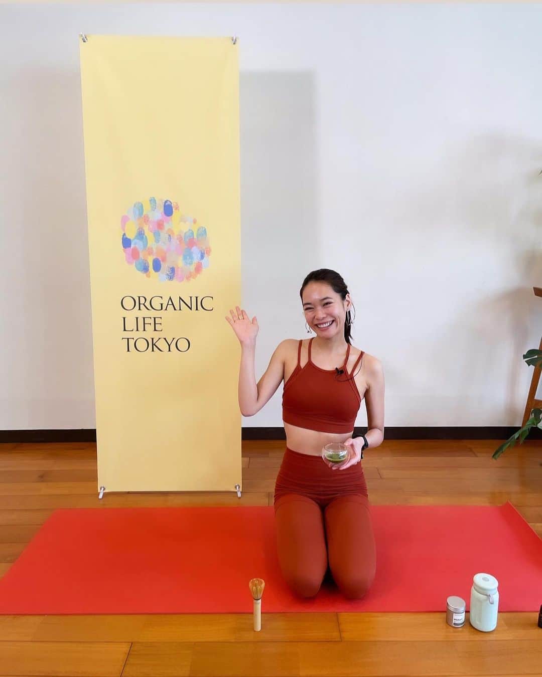 池田莉子さんのインスタグラム写真 - (池田莉子Instagram)「ORGANIC LIFE TOKYO 2021 今年もオンラインイベントでした🌍 ご参加頂きました皆さま本当に有難うございました。 今回は春の腸活YOGA♪をテーマにしました🌸🌸  腸は私たちの体、心を操る臓器として体の陰の 支配者とも呼ばれています。 腸を整えていくことで身体の内側から健康で美しく😋✨  ヨガの後は、好きな飲み物を持ち合ってお茶会🍵 私はお抹茶を点てて飲んだのですが、同じくお茶セットを 用意されている方がいて感激！！！ 会えないのは寂しいけれど、オンラインでこうしてまったり ヨガイベントを自由に受けられるというのは、今までだと あり得ない事だったのでこれも良かったな〜と今は思えます  @organiclifetokyo は来週まで🧘🏻‍♀️🧘🏻‍♂️ 素敵な講師の方々のレッスンが盛り沢山のイベント なので是非チェックしてね。  #yoga #organiclifetokyo2021 #nike  #nikeyoga #matchaeologist #matcha #オーガニックライフtokyo  #ナイキヨガ #お抹茶 #点茶」4月12日 19時07分 - ricoikeda