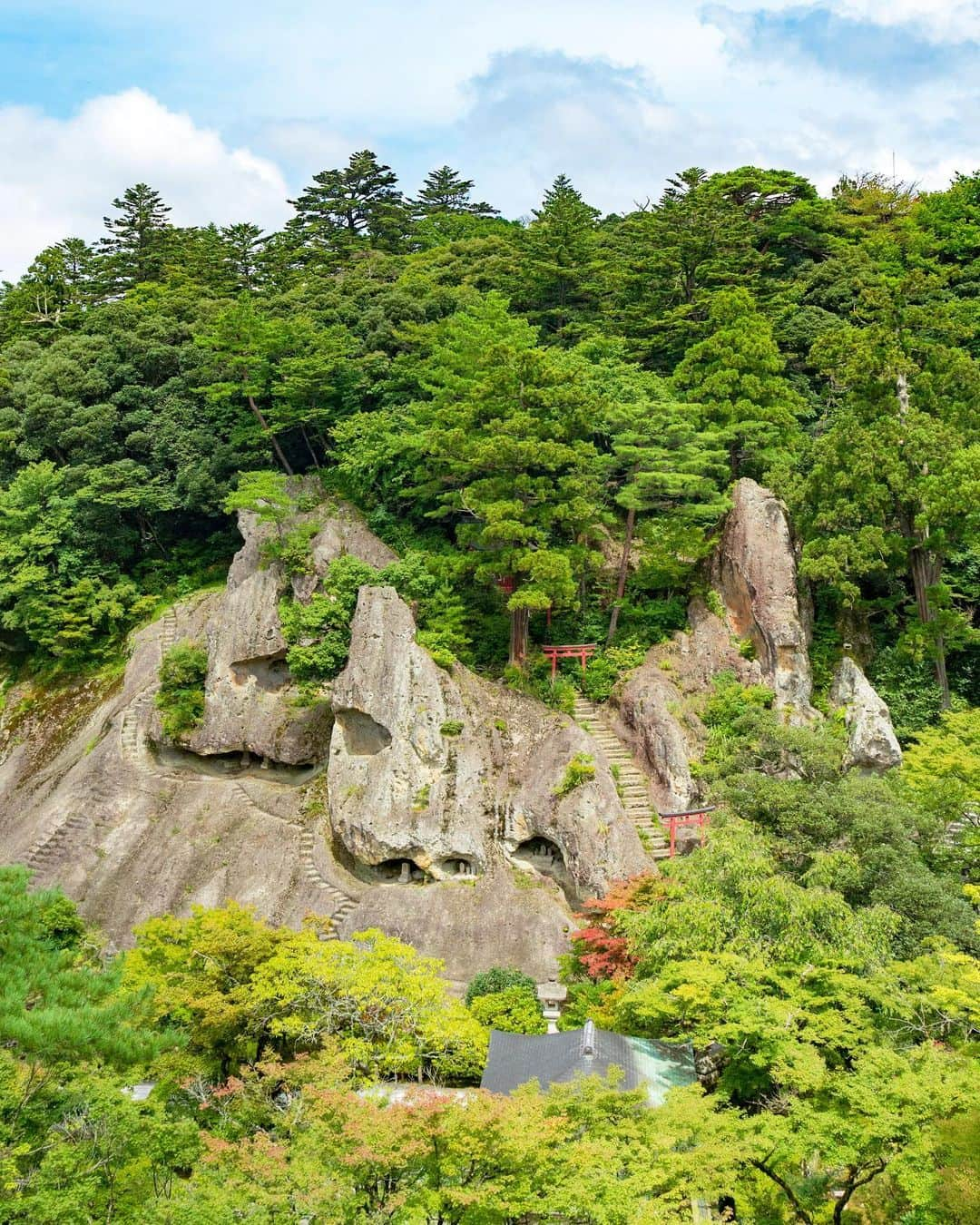 詩歩のインスタグラム：「This is Natadera temple in Komatsu city. This temple was built 1300 years ago in Nara period (710-794).  What is amazing about this temple is that there is a huge "rock cave" in the temple. You see a small torii gate and a staircase in the photo, and can you see the scale of it...? The building of the main shrine itself is also attached to the huge cave, an amazing structure. It is said that if you go through the "Iwaya Tainai Kuguri" inside the cave, your soul will be reborn. (It's dark and scary, but you should try it!)  The temple has been awarded one star in the Michelin Green Guide Japon and is attracting international attention. It's a great place to see the autumn leaves, but the fresh greenery is beautiful too, so come and see for yourself .  ⛩︎  以前プライベートで訪れてた石川の写真を久しぶりにアップ！  ここは小松市にある #那谷寺 (なたでら）。およそ1300年前の奈良時代に創建された、白山を信仰するお寺です。  このお寺がすごいのは、巨大な「岩窟」が境内にあること。写真の中に小さく鳥居と階段が写ってるのですが、その規模がわかるかな…？  本殿の建物自体も、巨大な洞窟とくっついている驚きの構造。その本殿（洞窟）の中で「いわや胎内くぐり」を巡れば、魂が生まれ変わるとされています。（真っ暗で怖いけどぜひやってみて！）  「ミシュラン・グリーンガイド・ジャポン」で1つ星を獲得した世界的にも注目のお寺。紅葉の名所だけど、これからの新緑もきれいなのでぜひ来てみてくださいね📷  🚃  お仕事で北陸3県を巡ってきました！  #shiho_hokuriku のタグで 富山 / 石川 / 福井 の写真をpostしていきます📷お楽しみに〜✨  🙏旅行を検討中の方へ﻿ 緊急事態宣言解除後も、引き続き感染症対策は必要です！  政府や自治体が発表している新型コロナウイルスの最新情報を確認し、遠方の感染拡大エリアへの訪問は控えるなどご自身で判断をお願いします。﻿#withコロナ旅行 での感染対策方法についてはyoutubeに動画をあげています。  @hotishikawa_tabinet  @natadera_temple  📷 2017 📍那谷寺／石川県 小松市 📍Natadera-temple ／Ishikawa Japan #shiho_ishikawa  ©詩歩 / Shiho」