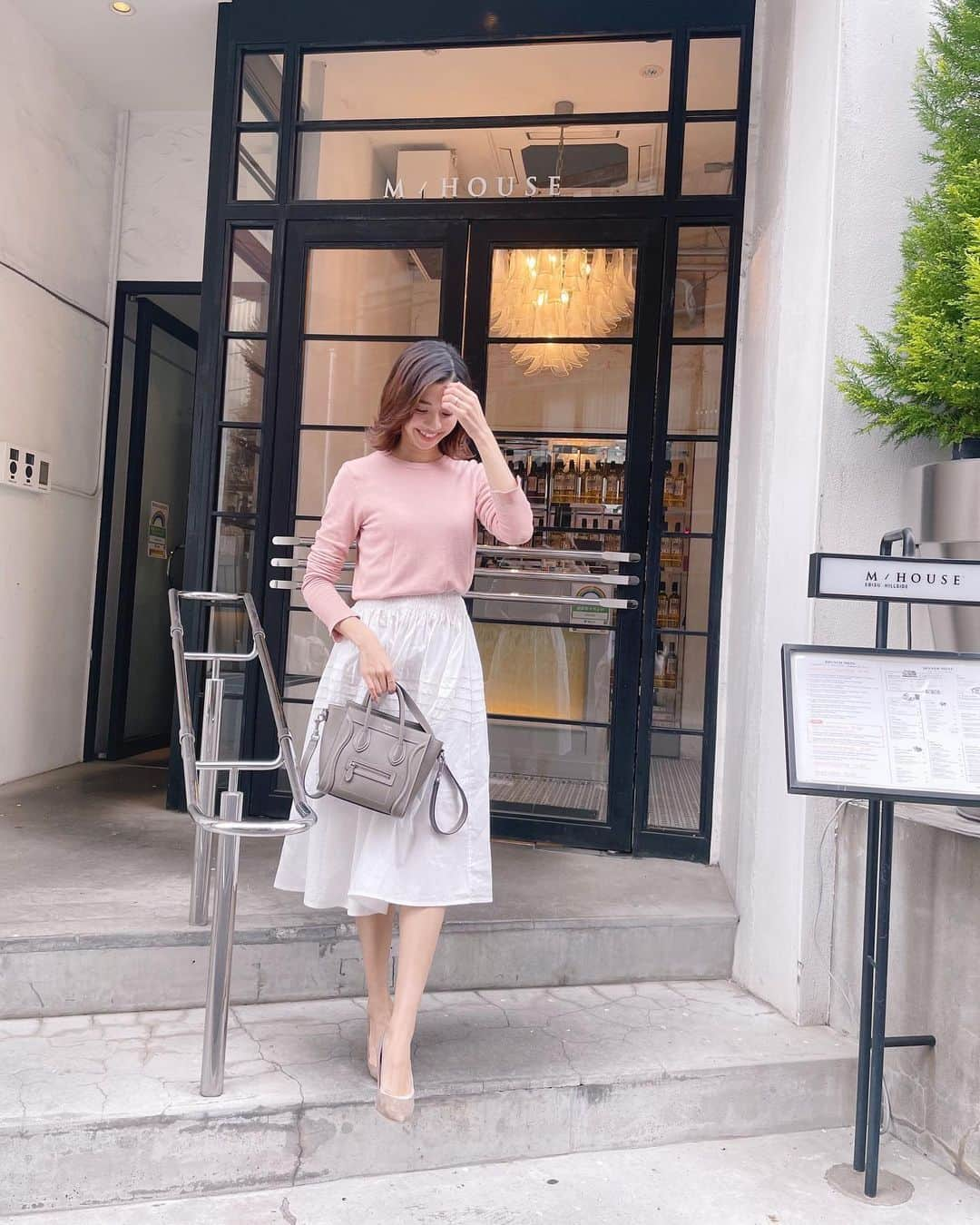 青山美沙子さんのインスタグラム写真 - (青山美沙子Instagram)「#coordinate ♡﻿ ﻿ ﻿ knit・・ @zara  skirt・・ @unik_2018  bag・・ @celine  shoes・・ @seven_twelve_thirty.official  ﻿ ﻿ ﻿ ﻿ unik.のスカートはパススリーブのトップスとセットアップなので、また改めてセットアップ載せます☺︎♡﻿ ﻿ ﻿ ﻿ 春になるとコットン素材のお洋服が着たくなる♪﻿ ﻿ ﻿ ﻿ ﻿ ﻿ ﻿ 　　﻿ ﻿ #コーディネート#アラサーコーデ#アラサー女子コーデ#アラサーファッションコーデ#165cm#165cmコーデ#大人かわいいコーデ#大人可愛いコーディネート#大人女子コーデ #上品カジュアル#ザラニット#ザラジョコーデ#ザラジョファッション#フレアスカート#コットンスカート#セリーヌラゲージナノ#セリーヌラゲージ#春コーディネート#ユニック#unik_2018」4月12日 19時01分 - misa1120mh