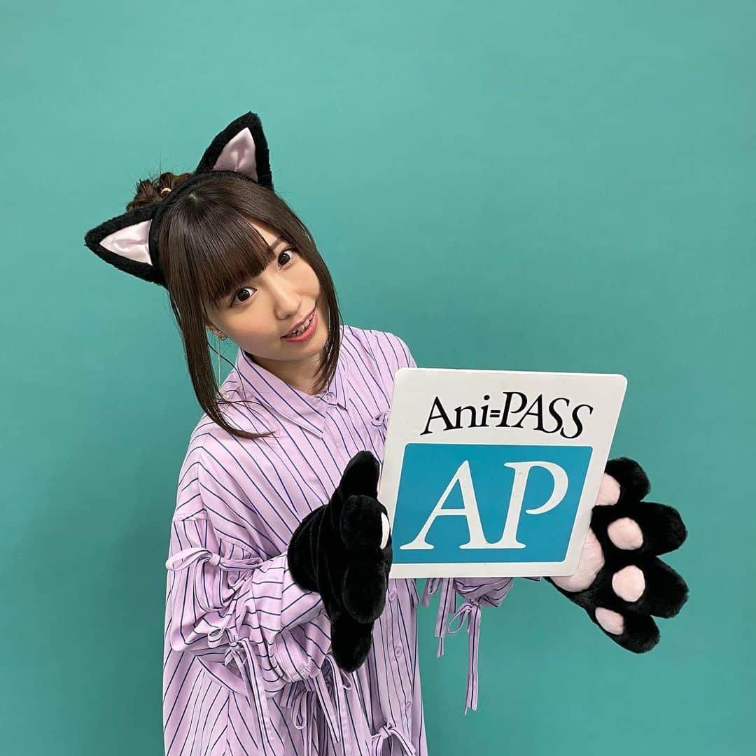 鈴木愛奈さんのインスタグラム写真 - (鈴木愛奈Instagram)「. 本日発売の「Ani-PASS Plus 03」に、撮り下ろし写真と横浜公演のレポートが掲載されております🥰💕 撮影では「えとにゃんらん」にちなんで猫耳を...🐈‍⬛😱💕オフショットも少しずつ上げていきますね🐈‍⬛ 小道具の小鳥さん🦜が見守る中での撮影でした👏  #鈴木愛奈 #あいにゃ #ainasuzuki」4月12日 19時03分 - ainasuzuki_info