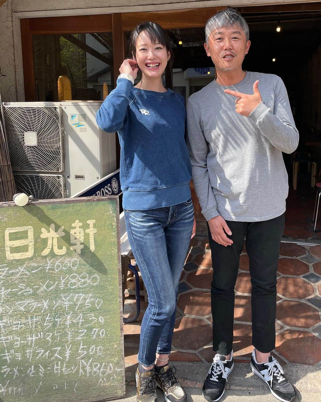 吉山りささんのインスタグラム写真 - (吉山りさInstagram)「🍜  わーい😍  やっと会えましたやっと行けました😚🍜💕  佐野駅から徒歩46歩の所にある 『日光軒』さん🍜 🥟💓  大也さんに会うのは5年振りくらい？？  お墓の掃除後だったので もれなくジモ着の私😂  行けるか分からなかったけど 急遽ご連絡したら会えました🕺🏼✨  わたしはメンマ大好きなのでメンマラーメン🍜💗  チャーシューもトロトロで麺は手打ち✨  さっぱりあっさりだけど  お出汁がすっごく出ているから ラーメンのスープがごくごく飲めちゃう😍  🥟そしてまた餃子が美味しくて追加して4皿注文😋  ネコなので火傷しながらもパクパク🥟（笑） 美味しかった〜😋💕  日光軒のスタッフさん、大也さん お昼のギリギリ、ありがとうございました🙇🏻‍♀️✨  @nikkokensano   #佐野 #佐野駅 #栃木グルメ #栃木 #日光軒  #佐野ラーメン #ラーメン #ラーメン大好き  #らーめん女子 #ラーメン女子 #拉麺 #餃子  #吉山りさ #美容 #フリーモデル #一人旅 #モデル #バスタオル女子 #バスタオルモデル #温泉 #温泉ソムリエ #温泉モデル #温泉女子 #写真 #撮影モデル #photography #旅 #ラーメン食べ歩き #デニム」4月12日 19時06分 - oreorerisa