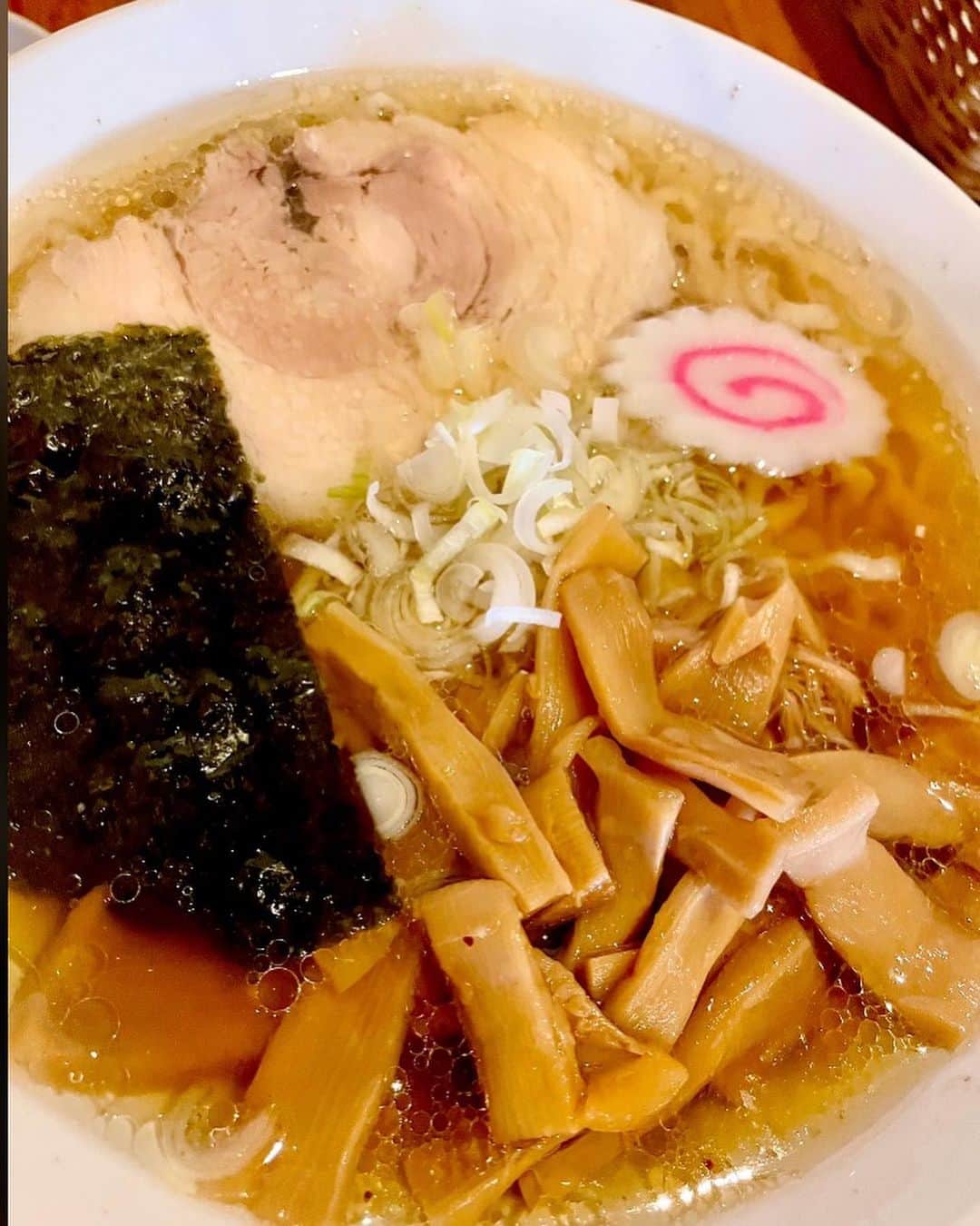 吉山りささんのインスタグラム写真 - (吉山りさInstagram)「🍜  わーい😍  やっと会えましたやっと行けました😚🍜💕  佐野駅から徒歩46歩の所にある 『日光軒』さん🍜 🥟💓  大也さんに会うのは5年振りくらい？？  お墓の掃除後だったので もれなくジモ着の私😂  行けるか分からなかったけど 急遽ご連絡したら会えました🕺🏼✨  わたしはメンマ大好きなのでメンマラーメン🍜💗  チャーシューもトロトロで麺は手打ち✨  さっぱりあっさりだけど  お出汁がすっごく出ているから ラーメンのスープがごくごく飲めちゃう😍  🥟そしてまた餃子が美味しくて追加して4皿注文😋  ネコなので火傷しながらもパクパク🥟（笑） 美味しかった〜😋💕  日光軒のスタッフさん、大也さん お昼のギリギリ、ありがとうございました🙇🏻‍♀️✨  @nikkokensano   #佐野 #佐野駅 #栃木グルメ #栃木 #日光軒  #佐野ラーメン #ラーメン #ラーメン大好き  #らーめん女子 #ラーメン女子 #拉麺 #餃子  #吉山りさ #美容 #フリーモデル #一人旅 #モデル #バスタオル女子 #バスタオルモデル #温泉 #温泉ソムリエ #温泉モデル #温泉女子 #写真 #撮影モデル #photography #旅 #ラーメン食べ歩き #デニム」4月12日 19時06分 - oreorerisa