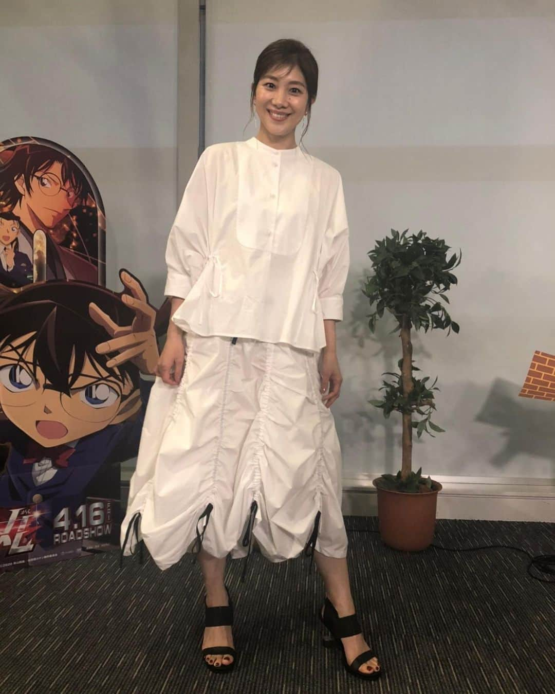 潮田玲子さんのインスタグラム写真 - (潮田玲子Instagram)「シューイチコナン座談会 知らなさすぎて申し訳ないくらいでしたが、とっても楽しかったです🥰🙋‍♀️ あれだけ熱弁されたら見ずにはいられなくなり帰ってからコナン見てます😍🙏🥰  衣装はトップス、スカート共に @_meimeij_  ピアス @roomx601  #シューイチ #コナン座談会 #衣装紹介」4月12日 10時32分 - reikoshiota_official