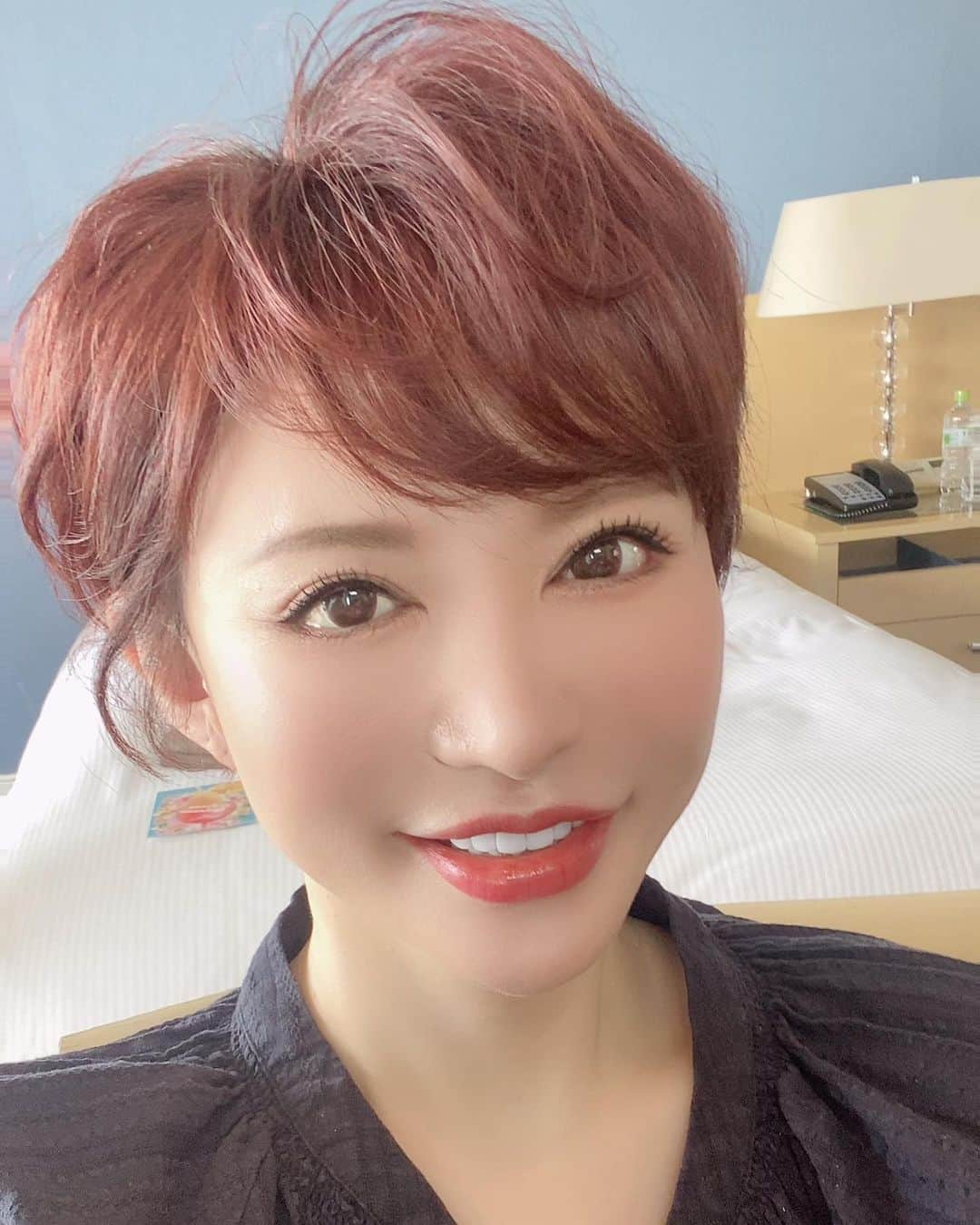 里美ゆりあのインスタグラム：「可愛いなぁと思ってるColorと自分に似合うColorって違うからもどかしい😗  Colorでなくてもこういうのってあるあるだよね‪ꔛ‬  #どっち #いつもどおり」