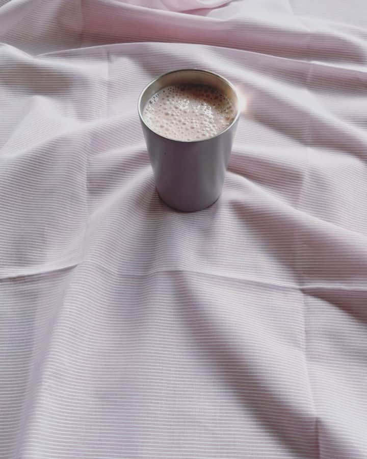 のインスタグラム：「ステンレスマグしかもう使えないってくらいお気に入り  これ買ったコーヒーとかカップごと入れれる便利なやつ  今日のスムージーはイチゴ入れたから可愛いな〜🍓  #gomug #ステンレスマグ」