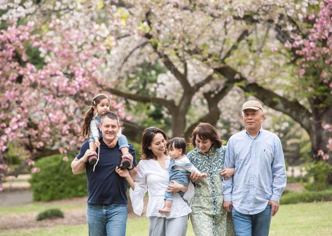 大橋菜央さんのインスタグラム写真 - (大橋菜央Instagram)「Family pic🌸 Six of us together!﻿ ﻿ ﻿ ﻿ 昨日のばーちゃんの誕生日に﻿ タイムリーに届いた CHIHIROさんに撮って頂いた家族写真🥺🤍﻿ ﻿ カメラを向けると9割以上の確率で目を閉じてしまうばーちゃんに﻿ 撮られ慣れてなさすぎるじーちゃん﻿ 夕方疲れてグダグダのMiaと人見知りのAnnという超難易度にも関わらず﻿ 素敵にお写真に収めて頂きました﻿ ﻿ すっかりじーちゃんばーちゃんっ子に育っている我が子が 将来じーちゃんばーちゃんとの楽しかった時間を思うときに﻿ 素敵な写真がそのきっかけになったり記憶を手伝ってくれる事を願って💫﻿ ﻿ ﻿ photo @chihiro_photographer  hair make @jupitam  ﻿ ﻿ #我が家の裏大黒柱 #誕生日おめでとう﻿  #文句ありげなMiaの顔w #3歳 #3歳1ヶ月 #37monthsold #3yearsold #たれ目#たれ眉 #miababyliving #おかっぱ赤ちゃん #5月28日生まれ #えくぼちゃん #ハーフベビー #令和ベビー #annbabyliving」4月12日 11時10分 - naoliving