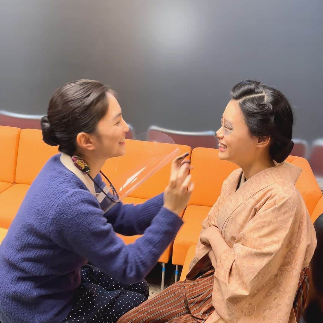 松本妃代のインスタグラム：「. 一平たぬき、千代たぬき、描かせてもらいました🐼 千代は女の子の狸やからお鼻を丸く、おひげも可愛らしく、、どないだすやろ？ 描いてる途中にもコロコロ笑う千代。 なんやかんや、どさ回りの劇中もそれ以外も楽しく過ごしてる私たちでした。 今週もよろしくお願いします🌞 #おちょやん」