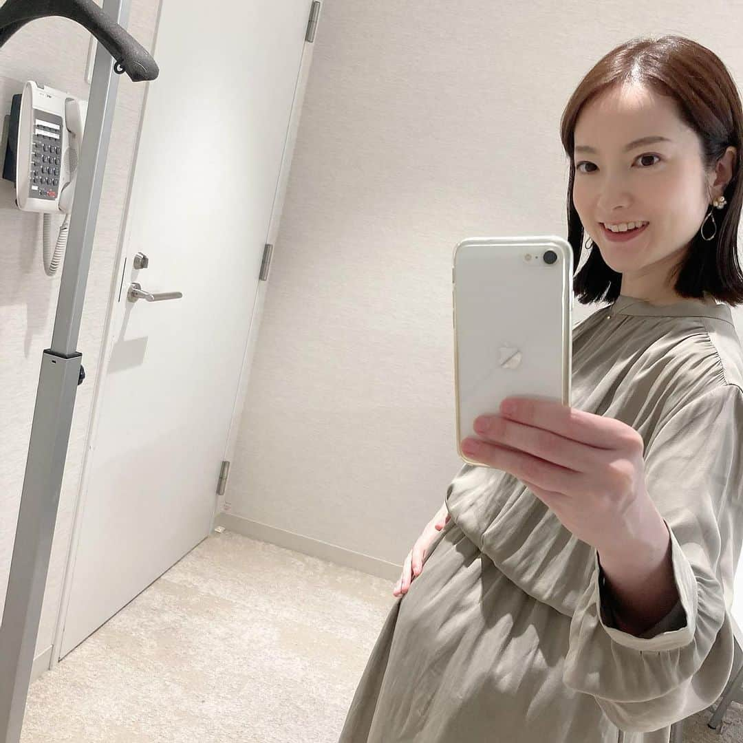 天明麻衣子さんのインスタグラム写真 - (天明麻衣子Instagram)「もしかしたら画面を通してお気づきの方もいらっしゃるかもしれませんが…。  現在妊娠しております！最近お腹の中で我が子が元気に動いて存在を主張してくるため、ようやく母になるという実感が湧いてきたところです。  仕事と大学院の勉強と子育てと三足のわらじになりますが、どれも全力で頑張りたいと思いますので、皆さまこれからもよろしくお願い致します！  #ご報告 #妊娠7ヶ月 #さすがにお腹が目立ってきた#マタニティ #衣装もマタニティ用にして頂いてます#完全に未知の世界 #でも楽しみ」4月12日 11時14分 - maiko_temmei